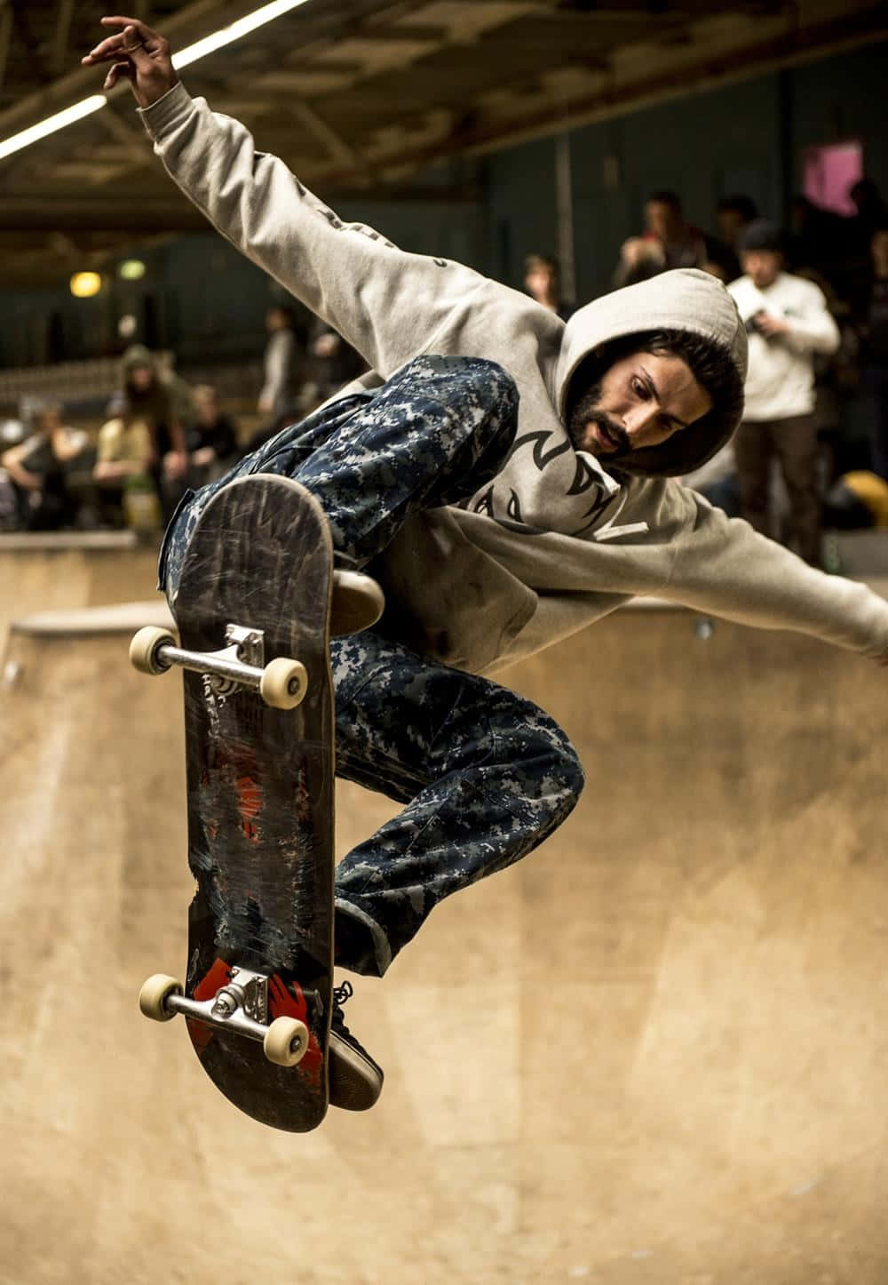 ένας άντρας με κουκούλα κάνει κόλπο με skateboard Ταπετσαρία
