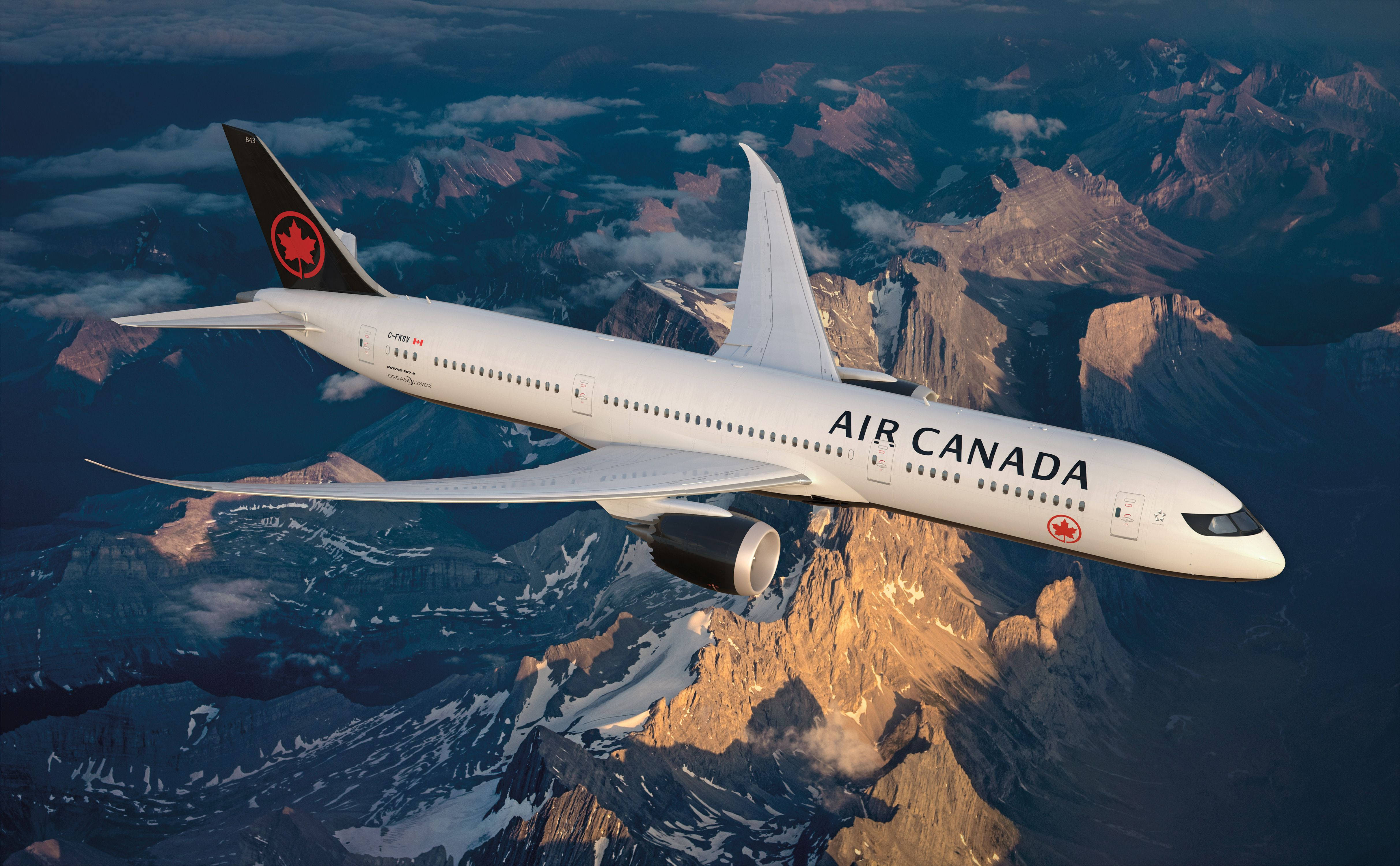 Αεροπλάνο της Air Canada πάνω από βουνά Ταπετσαρία