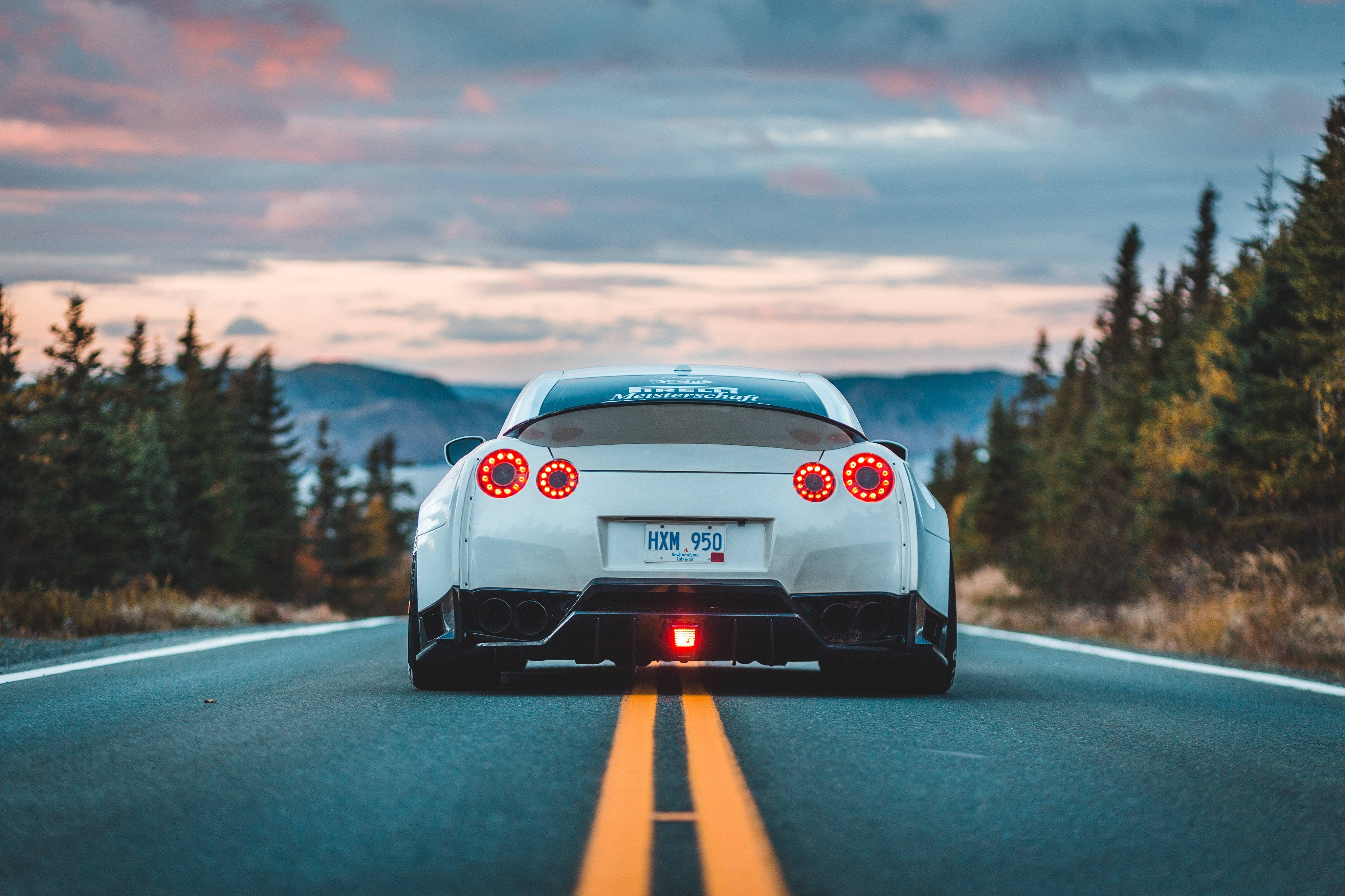 Αισθητική Nissan GT-R που Γλιστρά μέσα στη Νύχτα Ταπετσαρία
