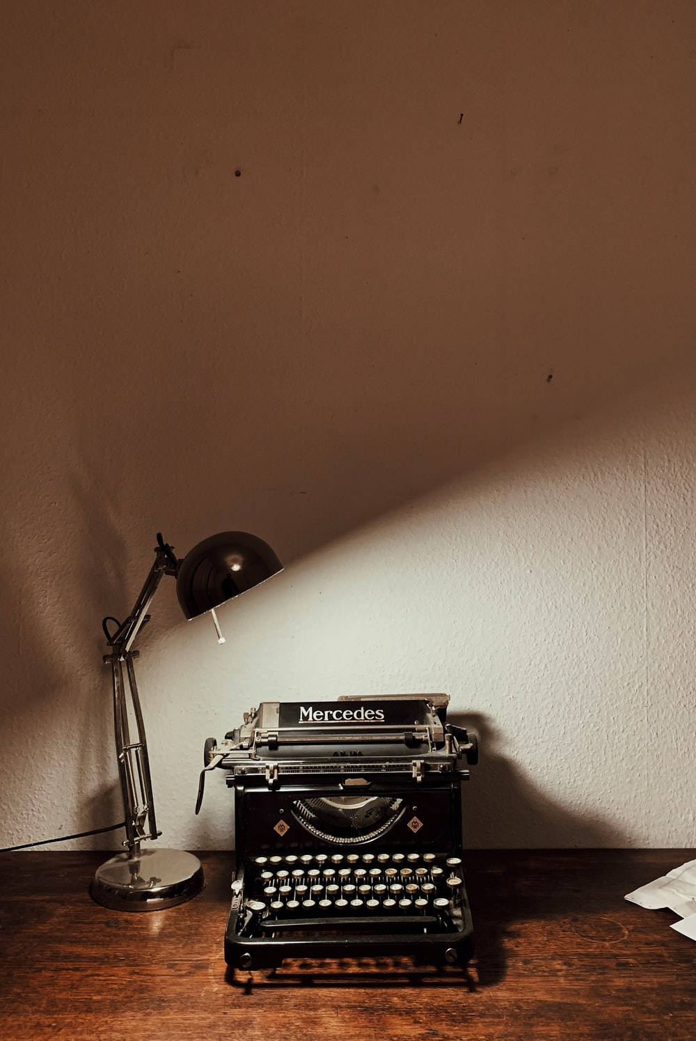 Αισθητική Vintage Γραφομηχανή σε Ανοιχτό Καφέ Ταπετσαρία