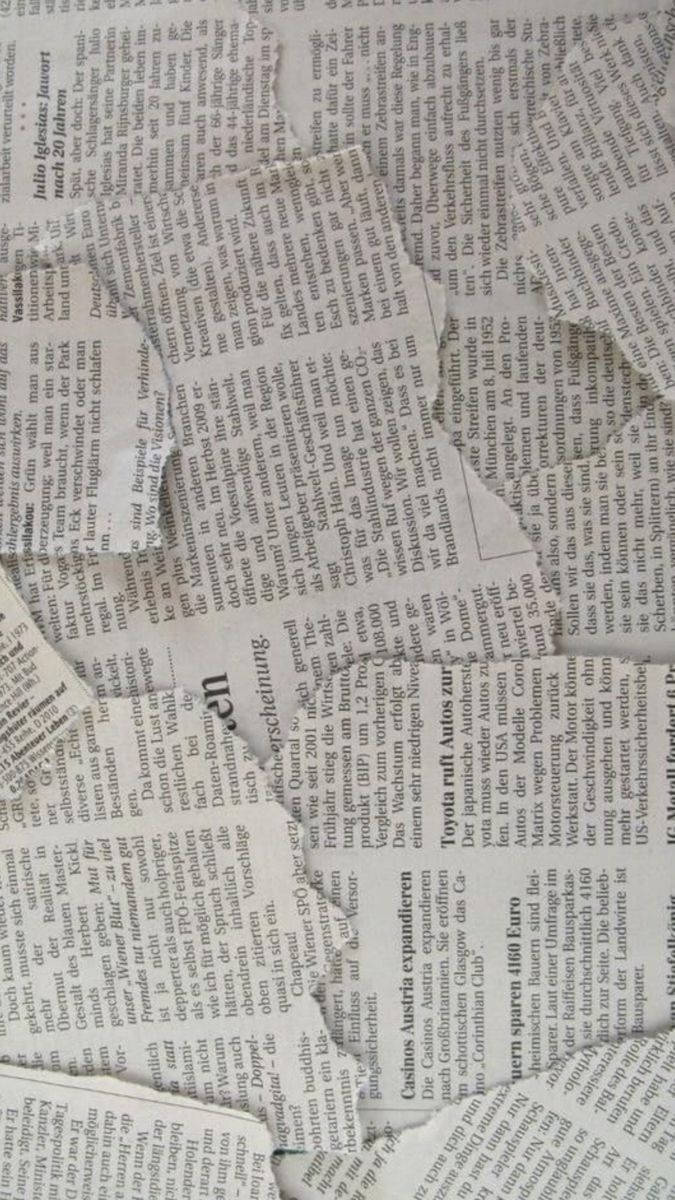 Αισθητική Εφημερίδας με Σκισμένα Κομμάτια Πορτρέτο Ταπετσαρία
