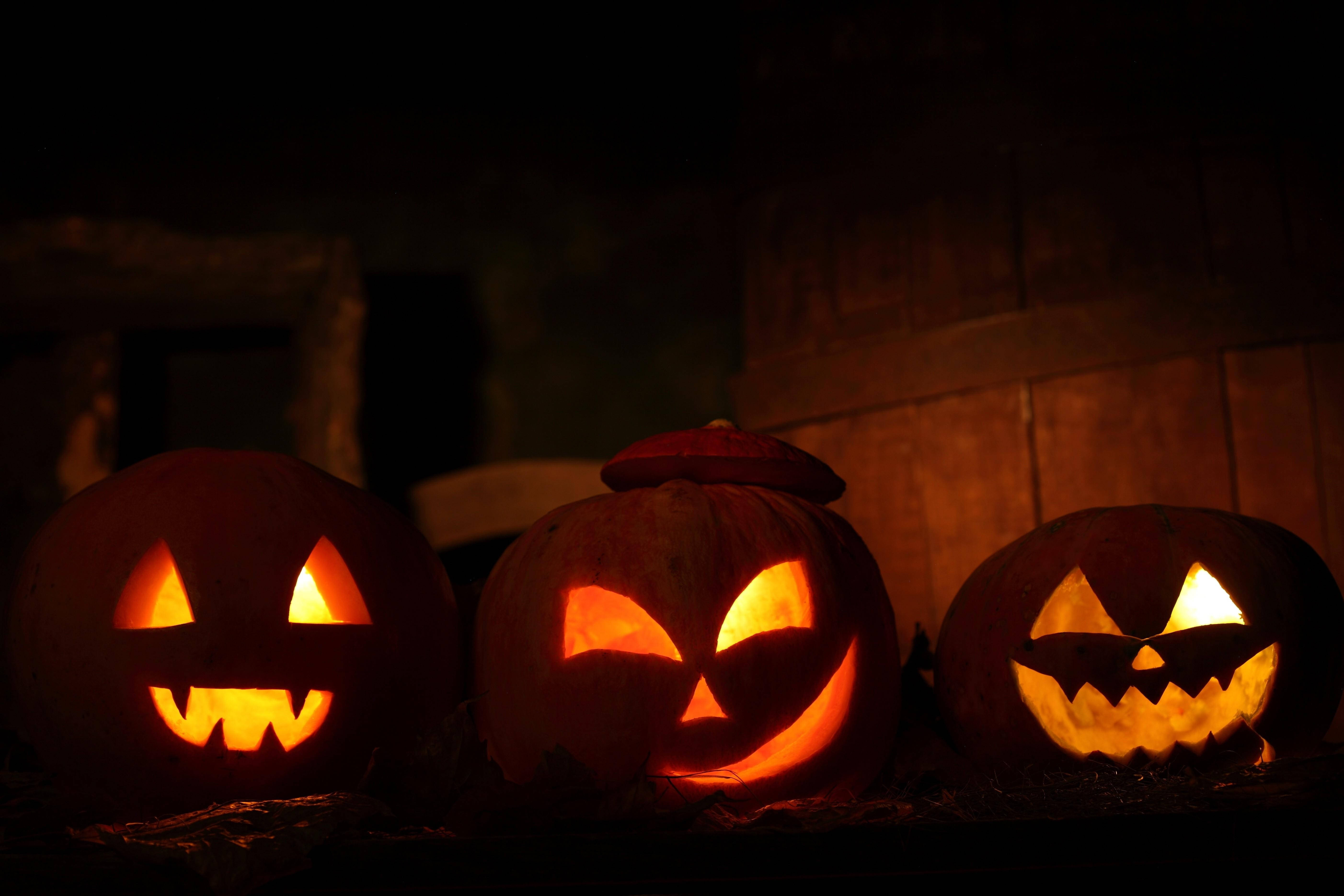 Ακριβώς στην ώρα για το Halloween, σκαλισμένες κολοκύθες φωτισμένες από μια πανσέληνο Ταπετσαρία