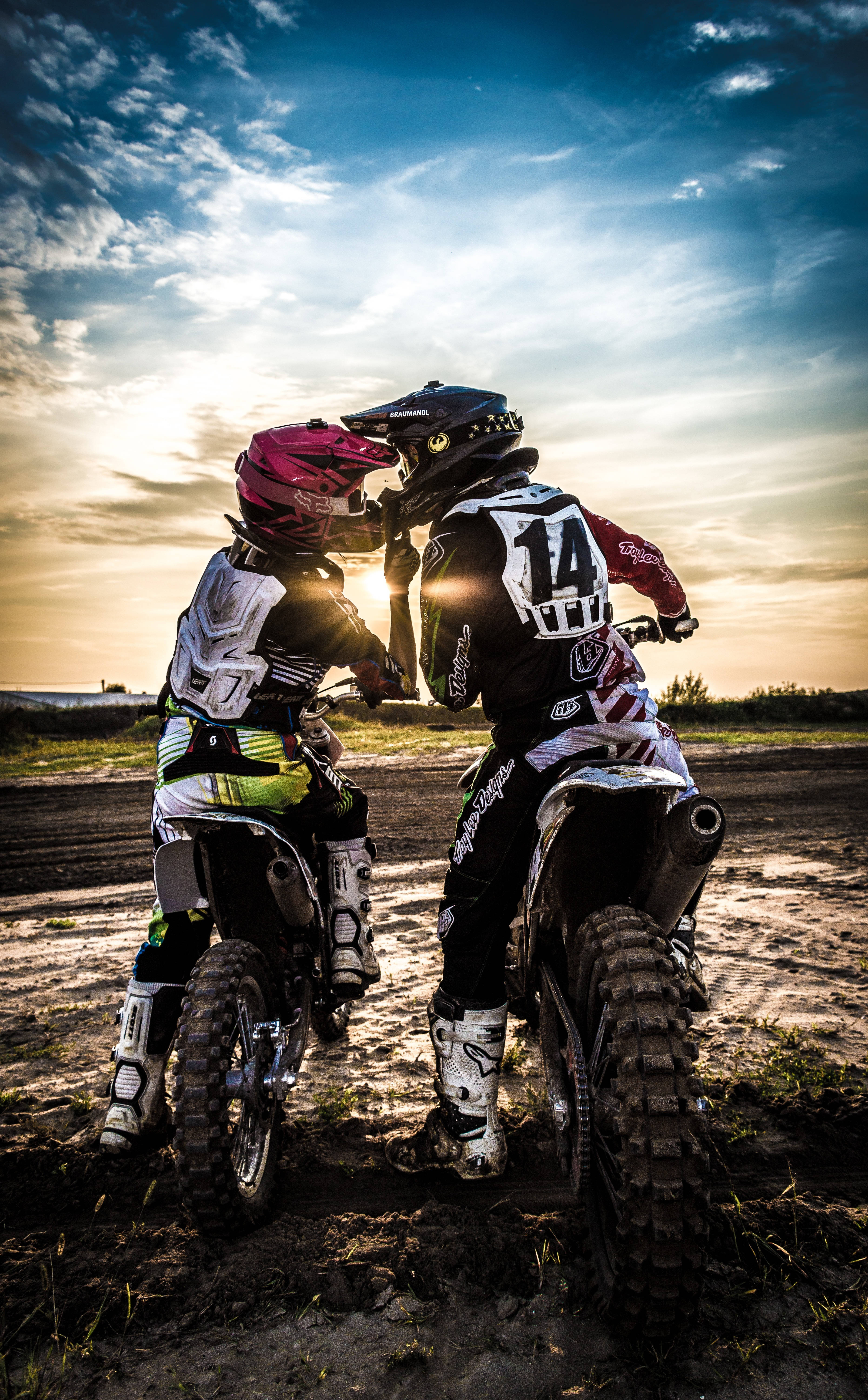 Αναβάτες Motocross Συνομιλούν Ταπετσαρία