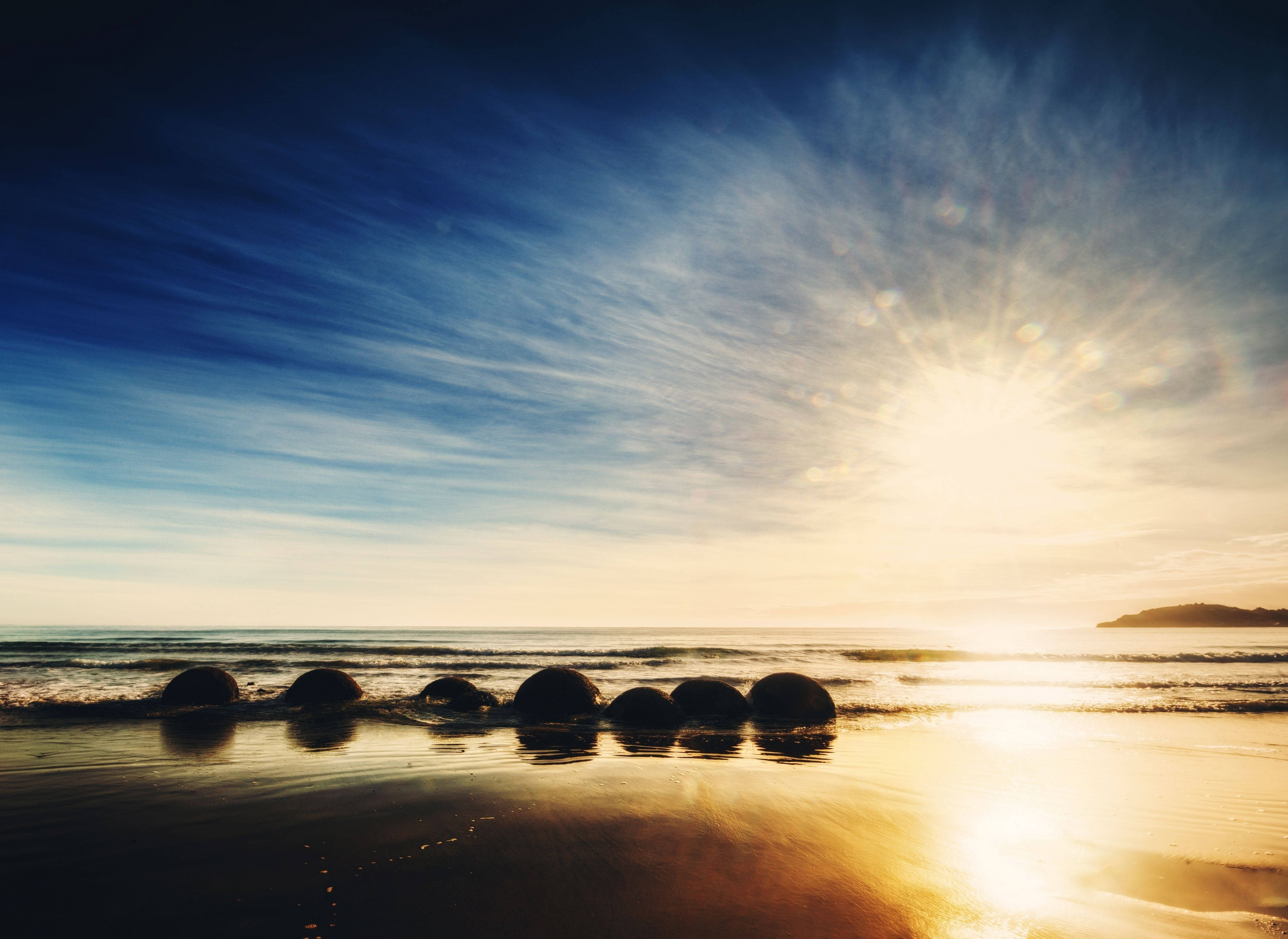 Ανατείλτε με τον ήλιο στην παραλία Moeraki Boulders Ταπετσαρία