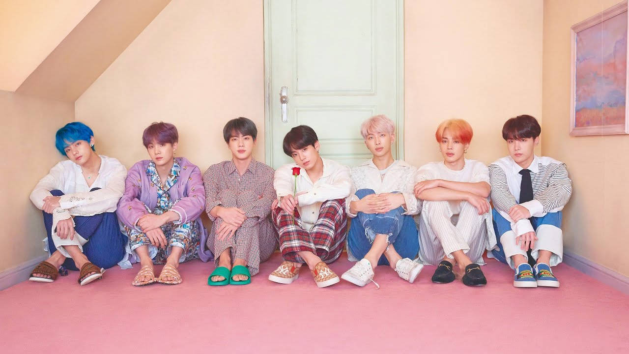 Αξιολάτρευτο BTS Group Καθισμένο Μαζί στη Σοφίτα Ταπετσαρία