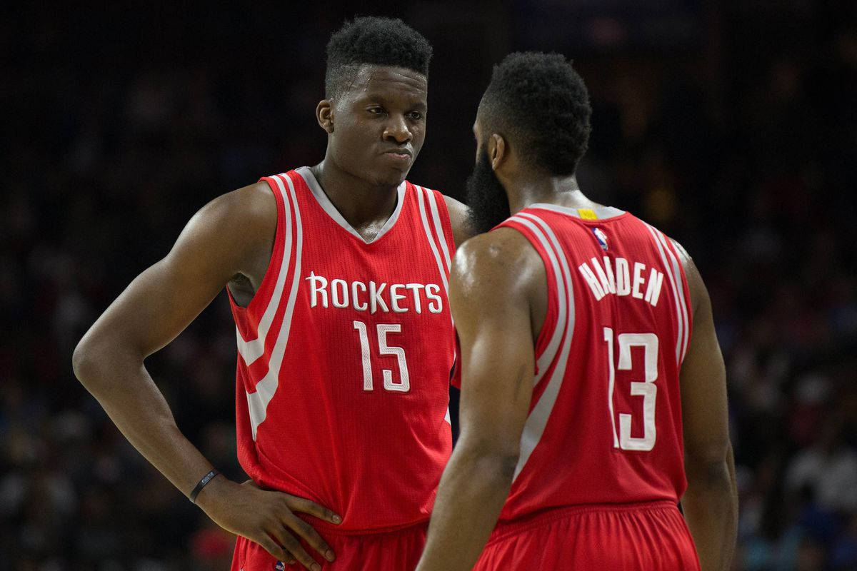 Αξιολάτρευτος Clint Capela Μέσα σε Γήπεδο Μπάσκετ Ταπετσαρία