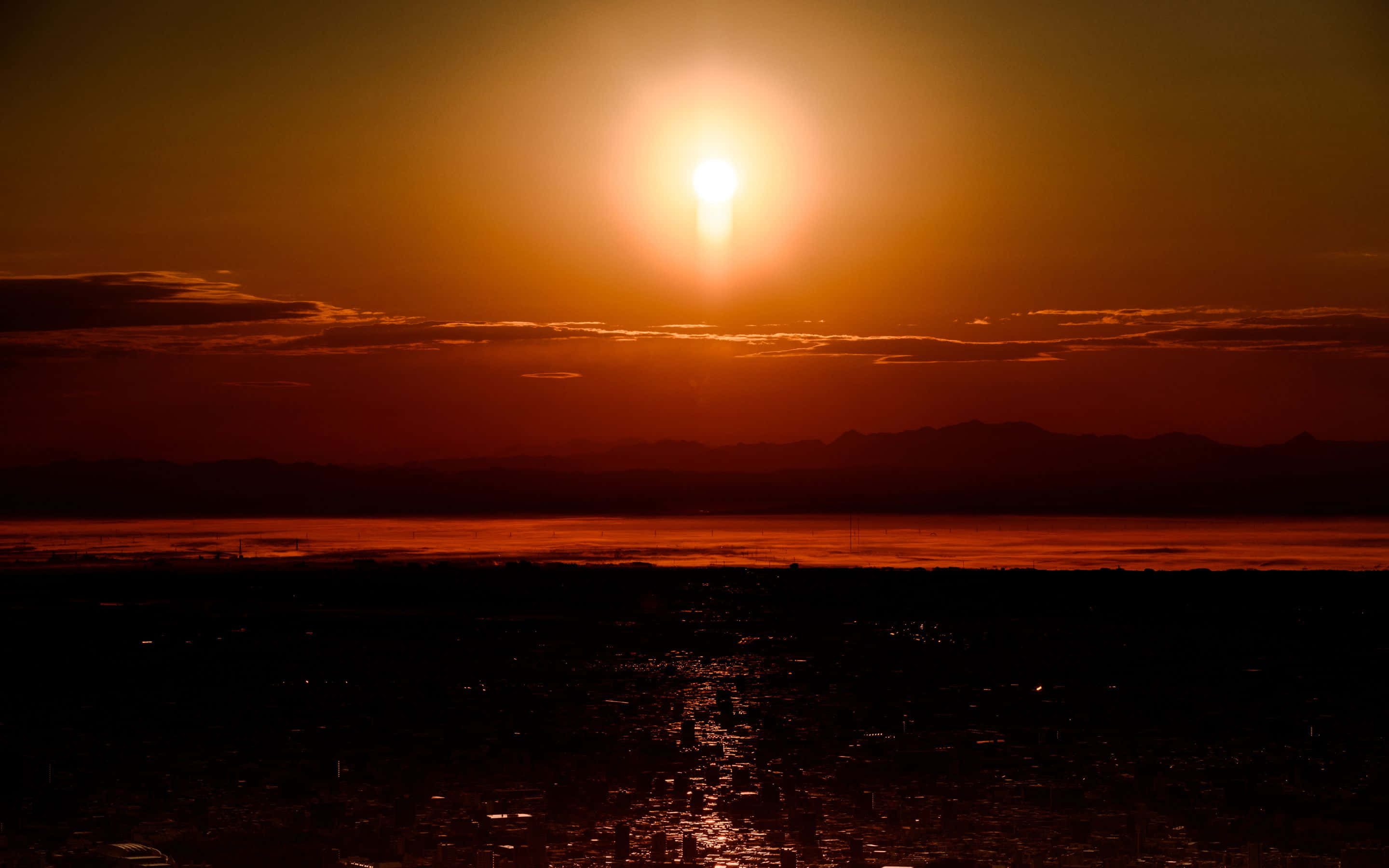 Απολαμβάνοντας μια βόλτα κατά μήκος του γκρεμού με εκπληκτική θέα στον ωκεανό. Ταπετσαρία