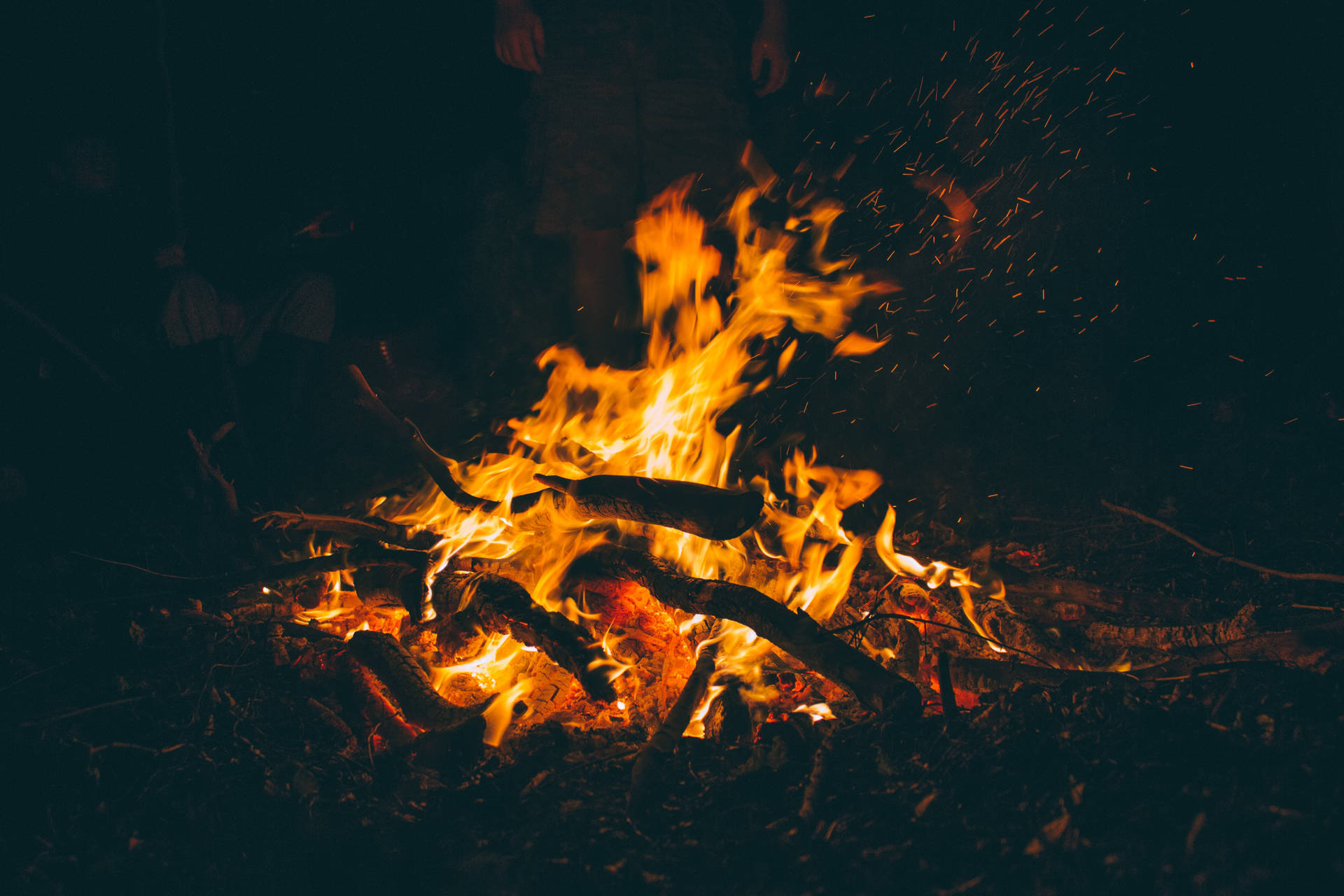 Φωτιά με πορτοκαλί φλόγες που καίει ξύλα φωτίζοντας τη σκοτεινή νύχτα στο δάσος. — Φωτιά Ταπετσαρία