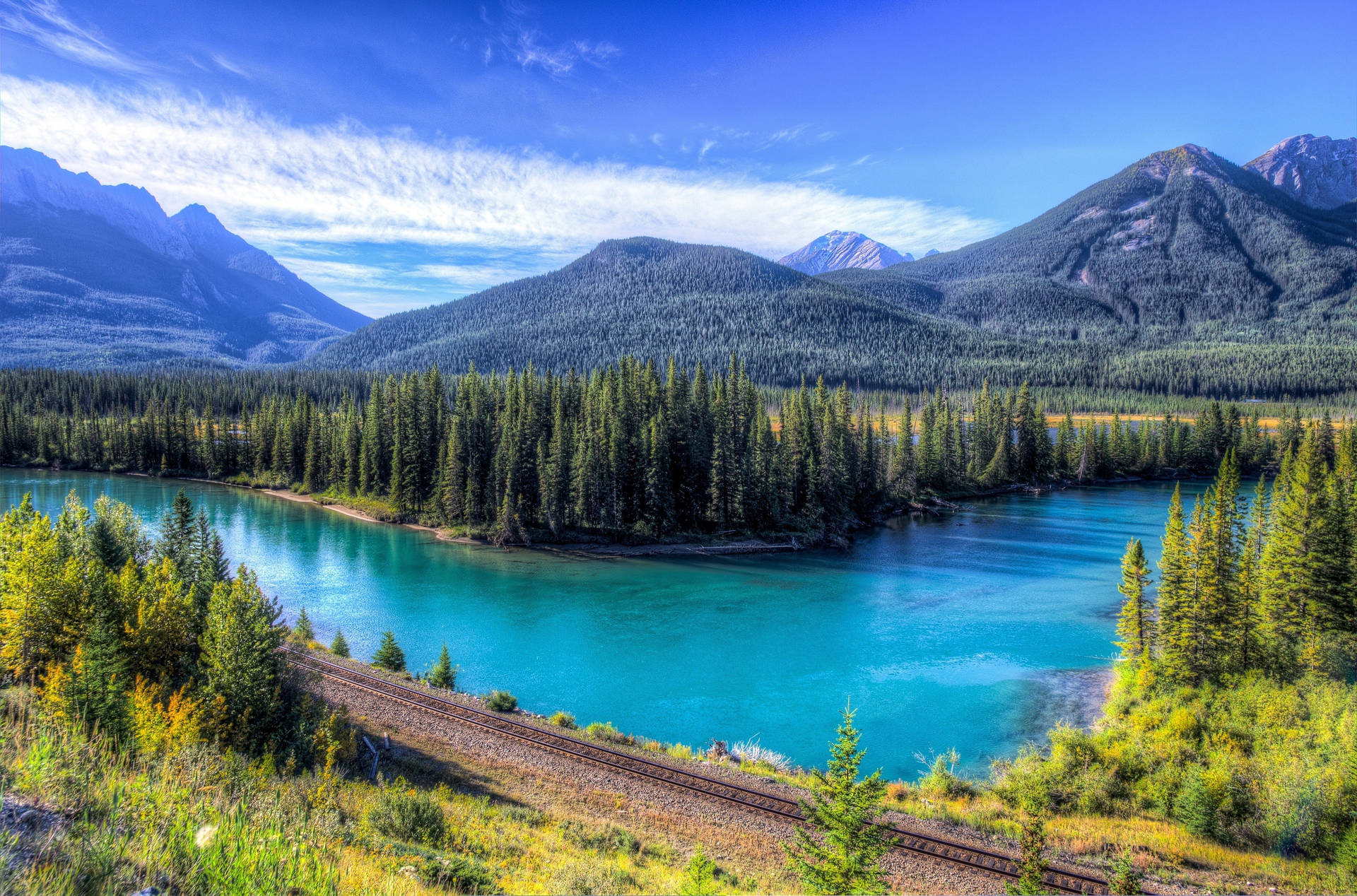 Λίμνη βουνού με καθαρά γαλάζια νερά και κωνοφόρα δέντρα. — Βουνά Ταπετσαρία