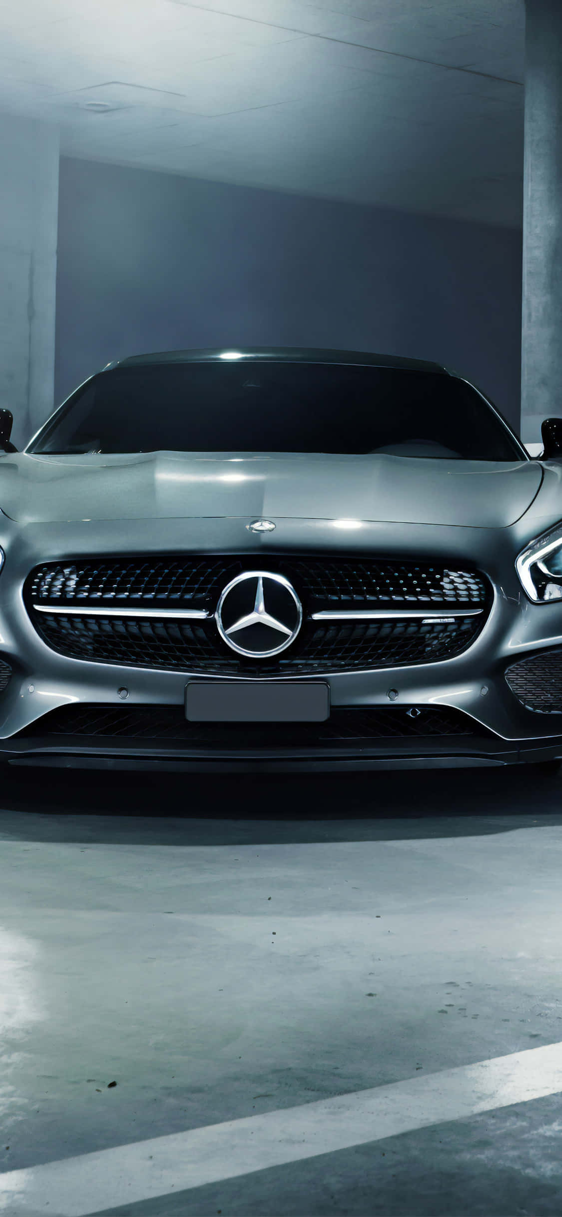 Ασημί iPhone Xs Mercedes Amg Φόντο σε Πάρκινγκ Ταπετσαρία