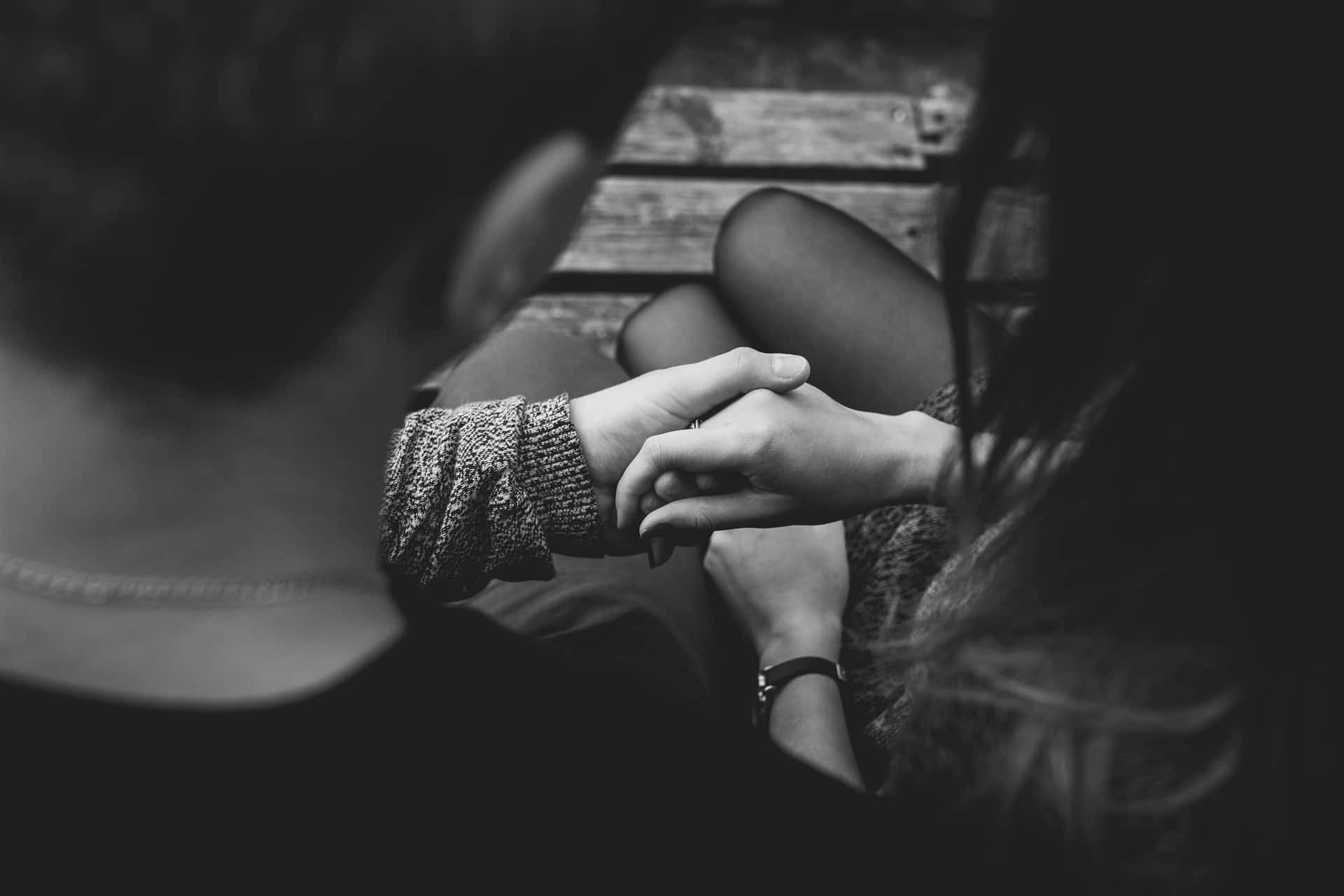 Ασπρόμαυρη Εικόνα Ζευγαριού που Κρατάει Χέρια Ταπετσαρία