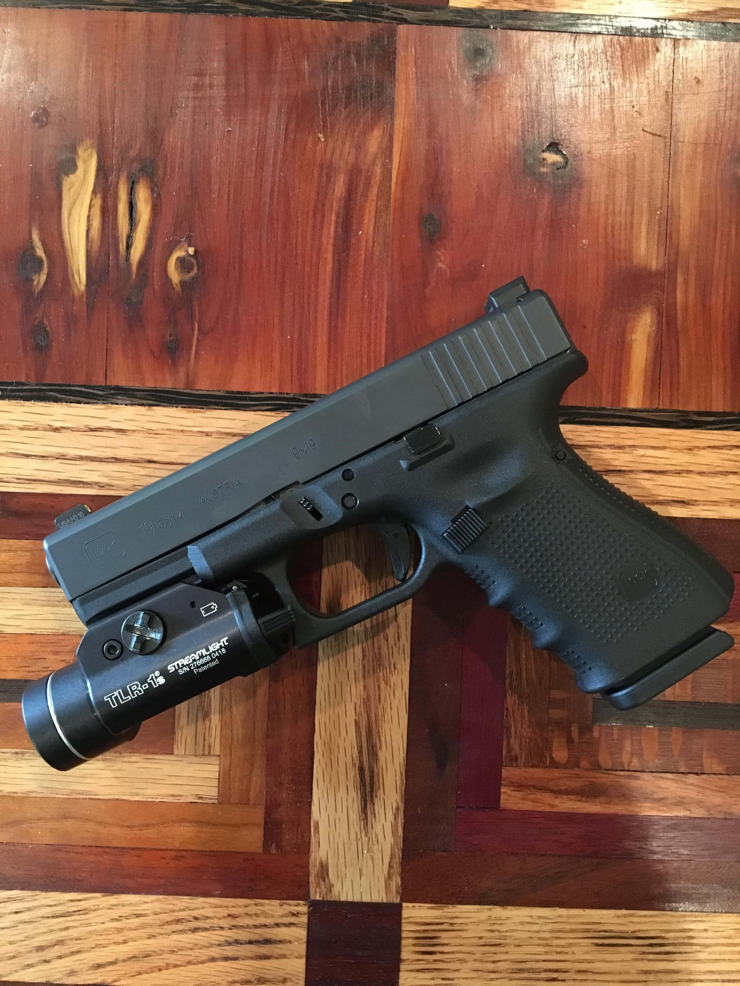 Αυτό το Glock 19 είναι έτοιμο για χρήση. Ταπετσαρία