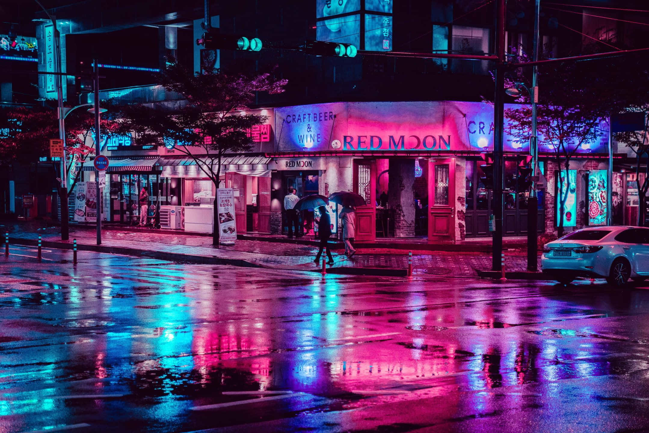 Βυθιστείτε στα ζωντανά τοπία της Neon Πόλης. Ταπετσαρία
