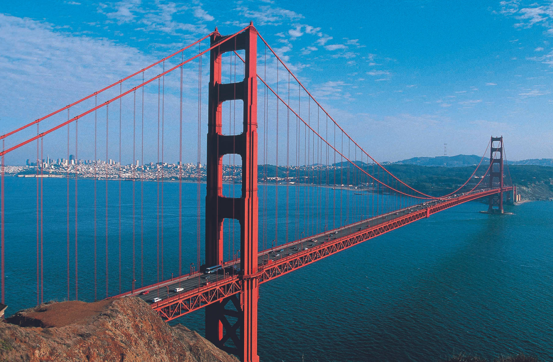 Γέφυρα Golden Gate Αιωρείται Πάνω από Γαλάζια Νερά — Βουνά Ταπετσαρία
