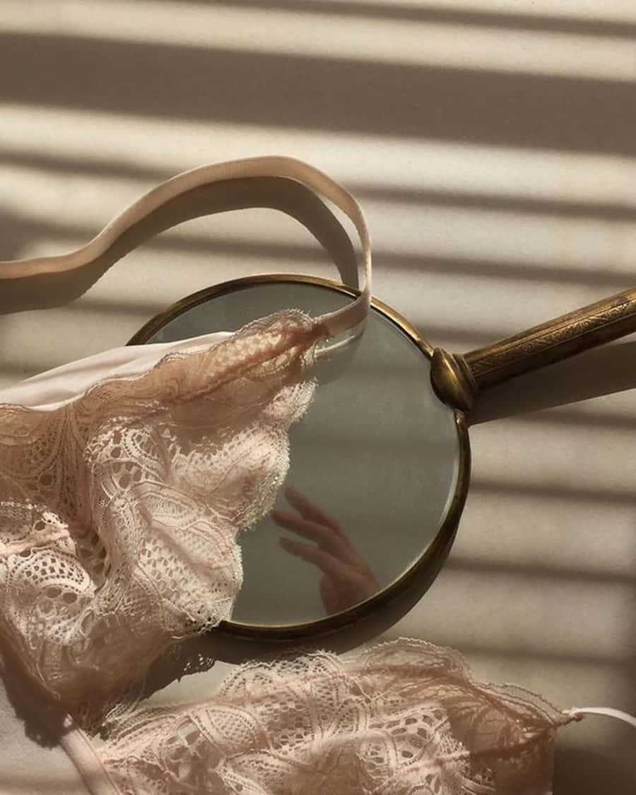 Γήινοι τόνοι συνδυάζονται για να δημιουργήσουν μια ήρεμη, ζεστή ατμόσφαιρα. Ταπετσαρία