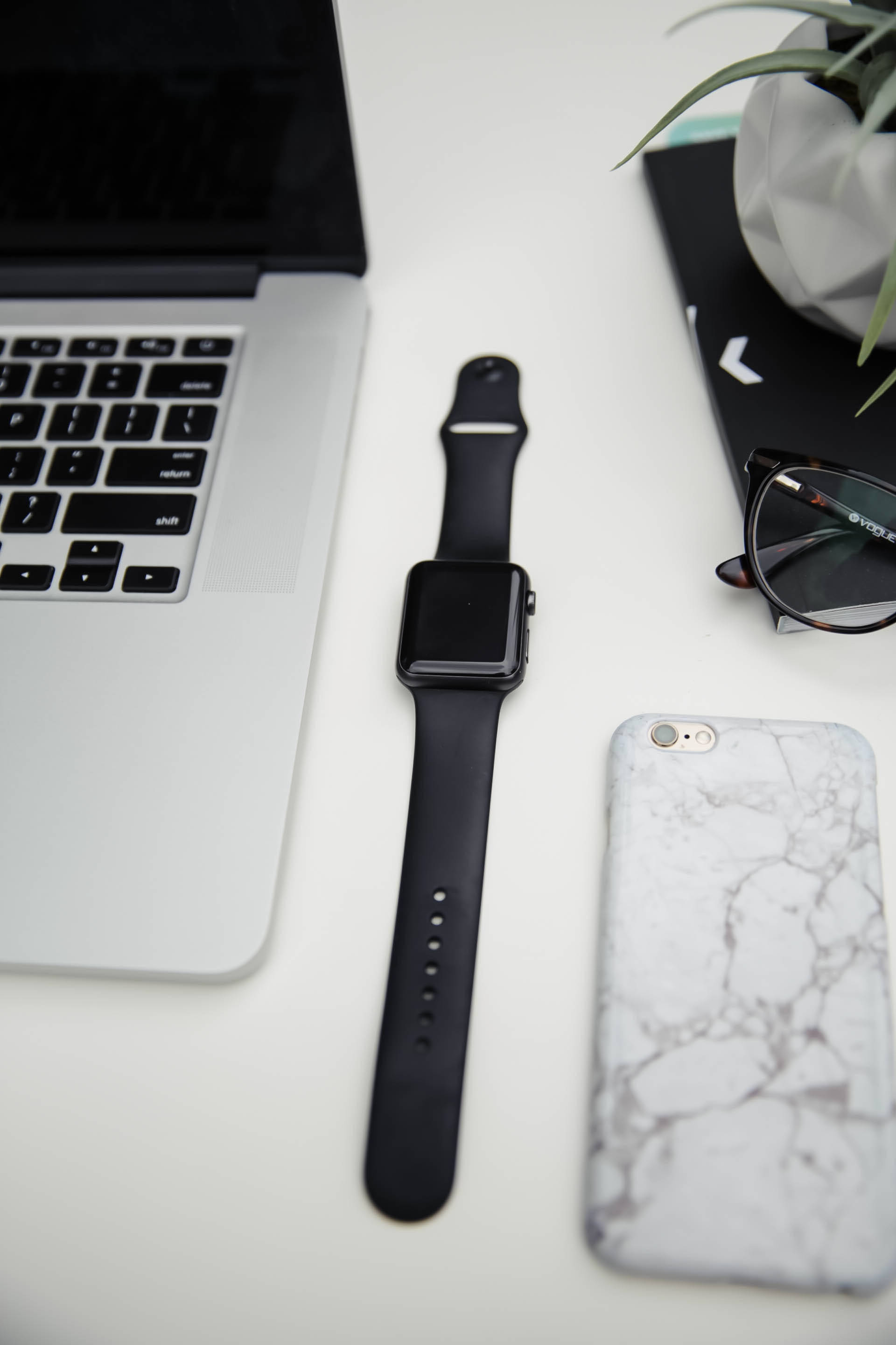 Γραφείο iPhone με Smartwatch Ταπετσαρία