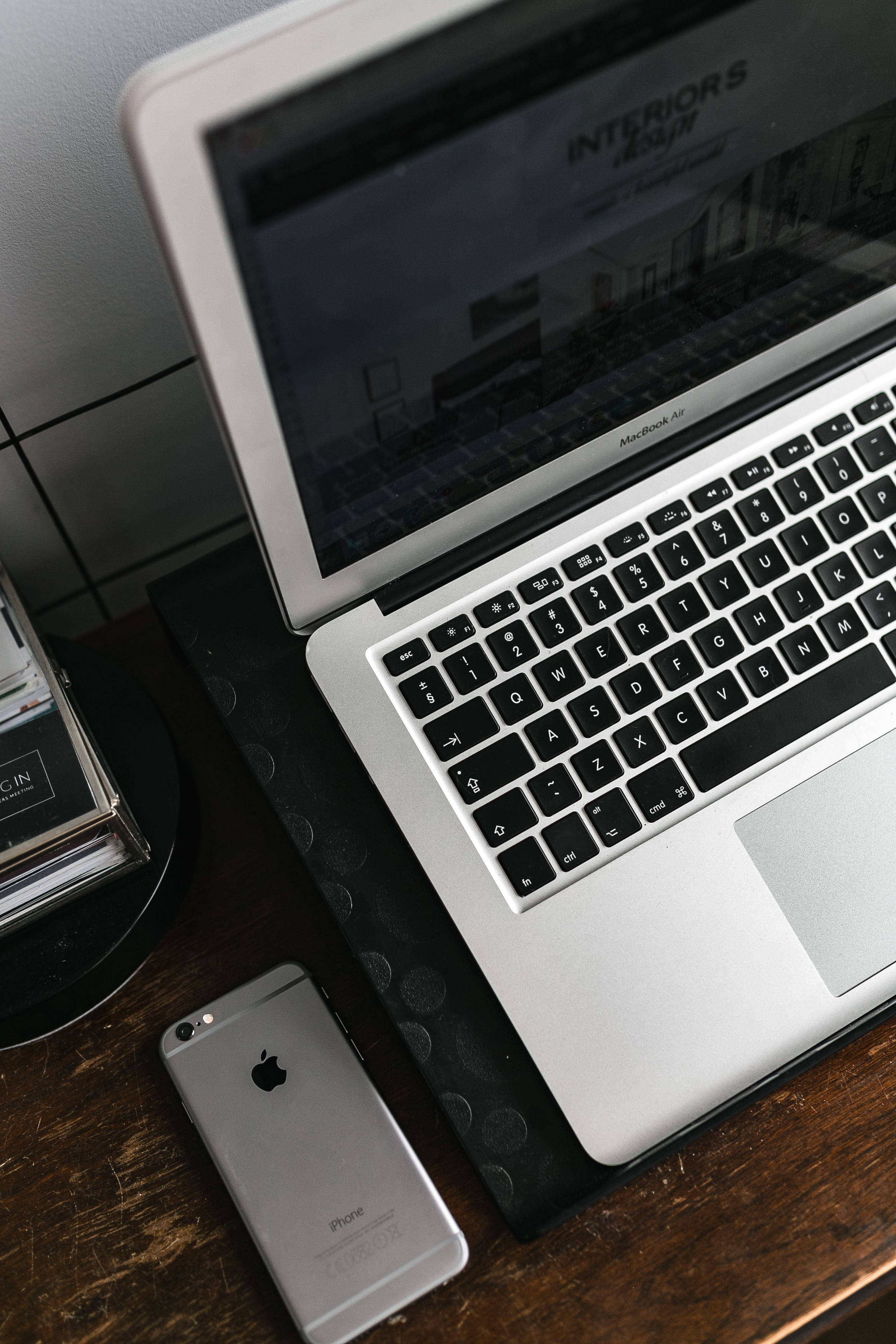Γραφείο iPhone με Ασημί MacBook Ταπετσαρία