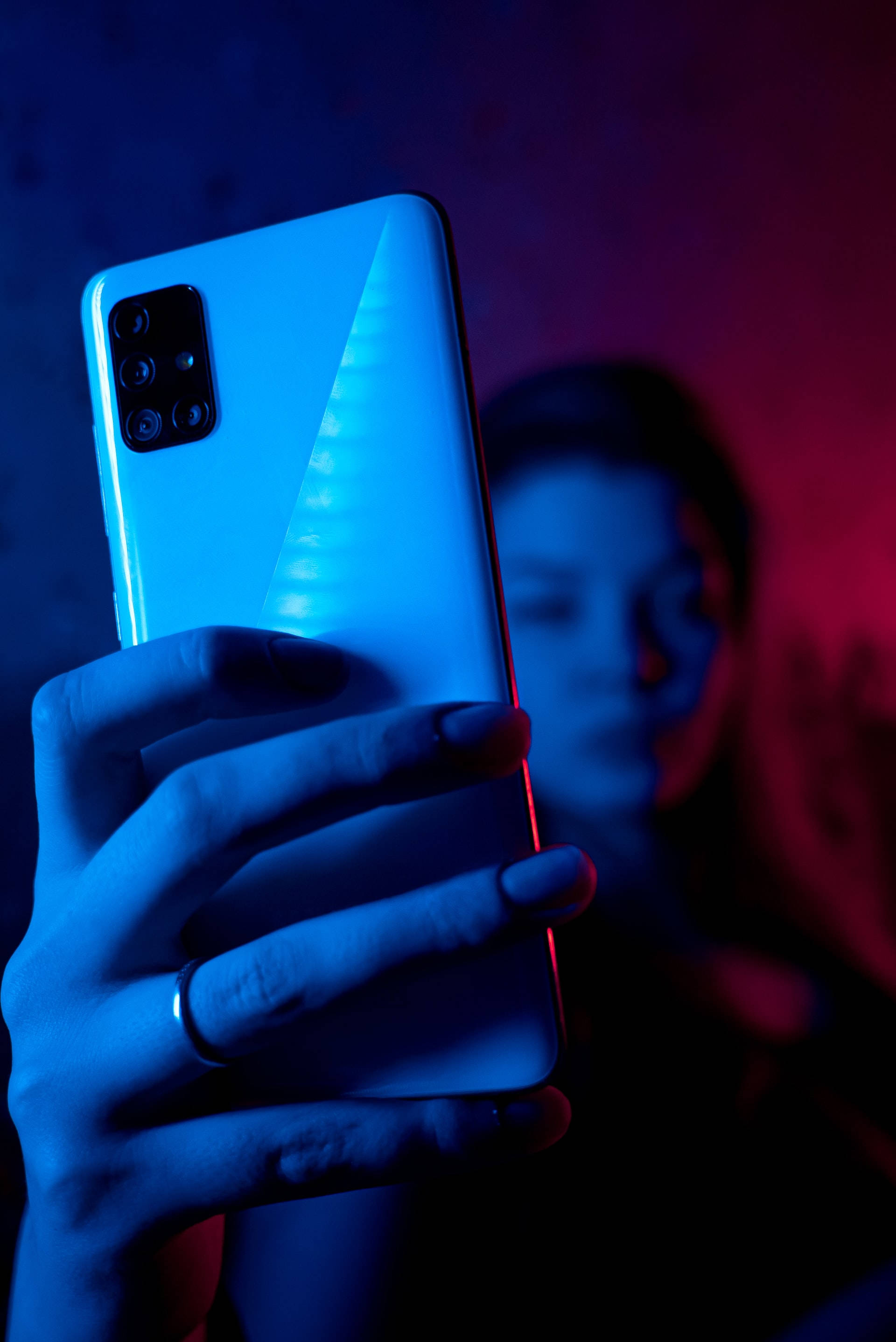 Γυναίκα με Τηλέφωνο σε Μπλε Νέον iPhone Ταπετσαρία