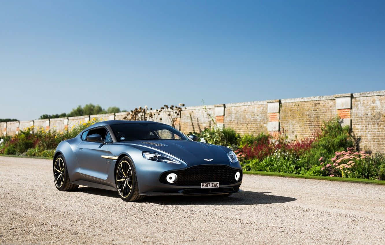 Εκπληκτικό Aston Martin Vanquish σε κίνηση σε γραφικό δρόμο Ταπετσαρία