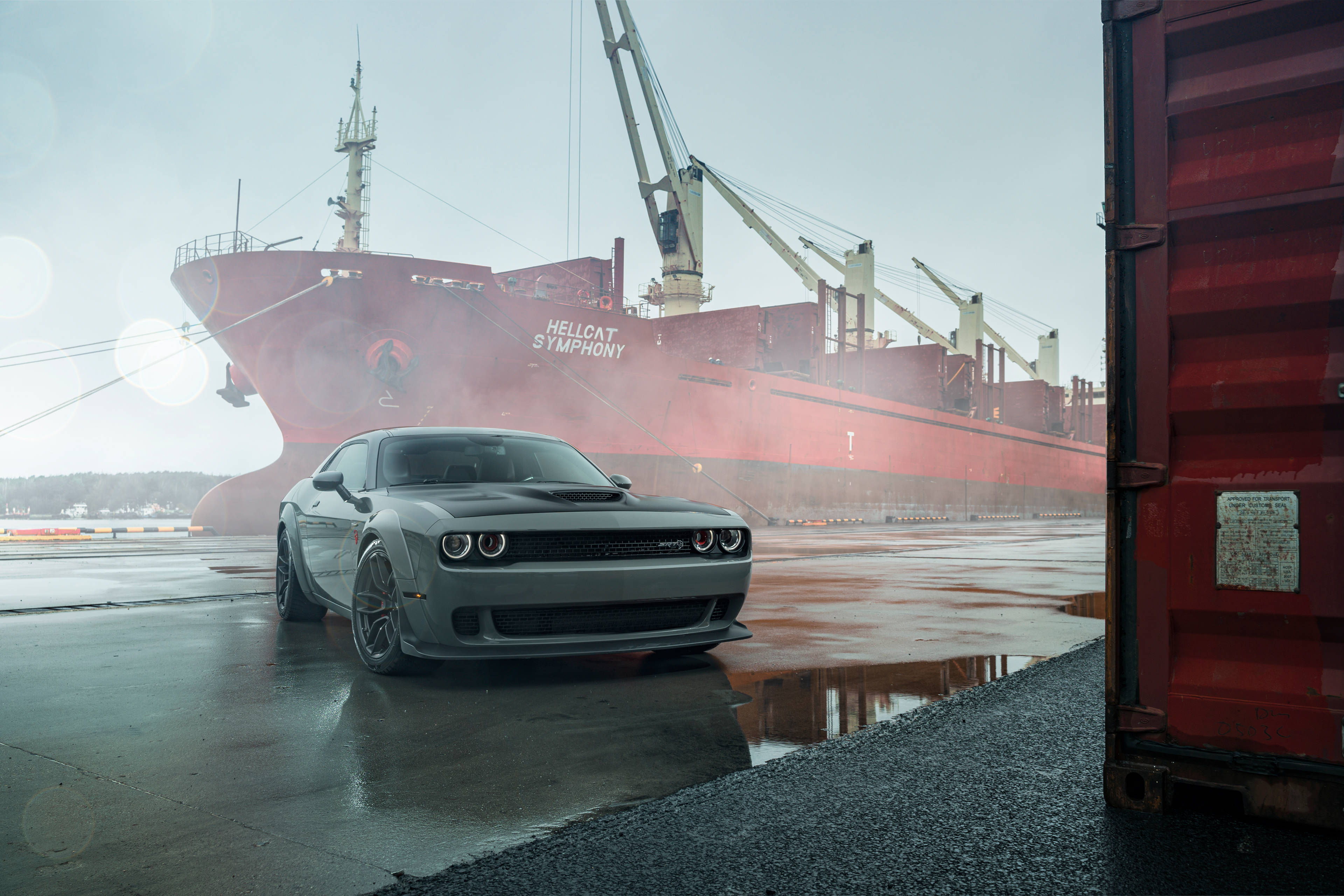 Εντυπωσιακό Γκρι Dodge Challenger Demon 4K σταθμευμένο σε αστικό περιβάλλον Ταπετσαρία