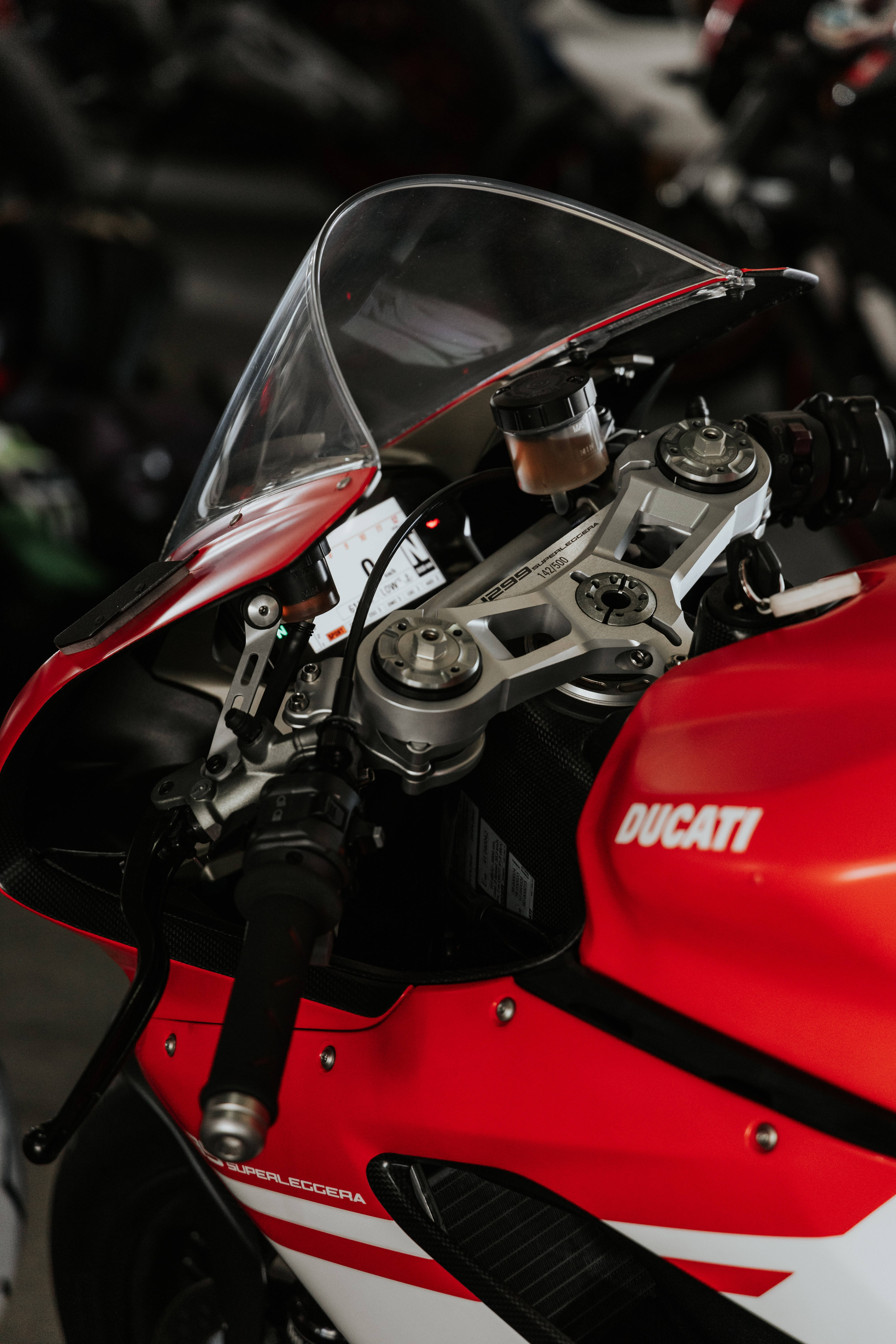 Εντυπωσιακό Κόκκινο Ducati Ποδήλατο Πλάγια Όψη Ταπετσαρία