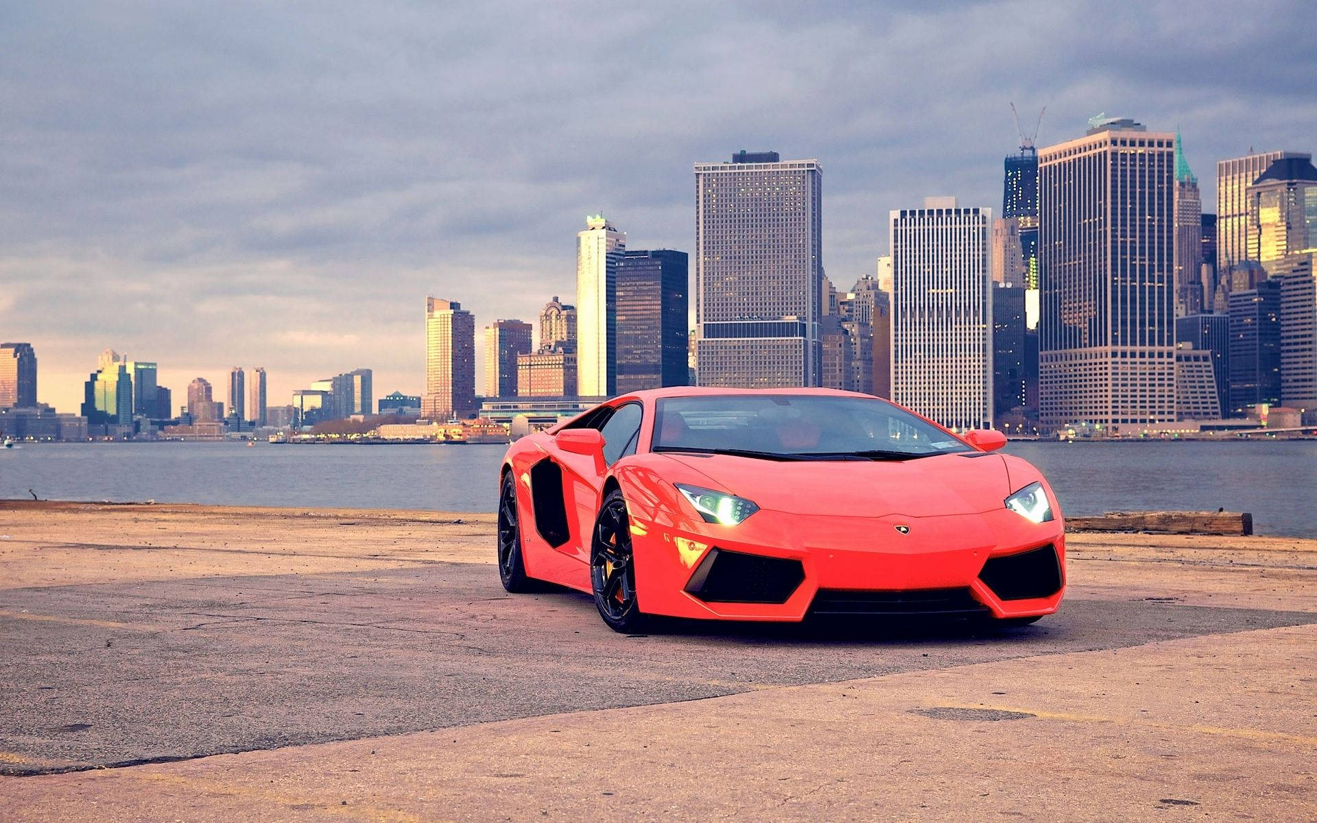 Ταπετσαρία αυτοκινήτου με ένα κόκκινο Lamborghini Aventador στο Πάρκο της Γέφυρας του Μπρούκλιν. — Αυτοκίνητο GIF Ταπετσαρία