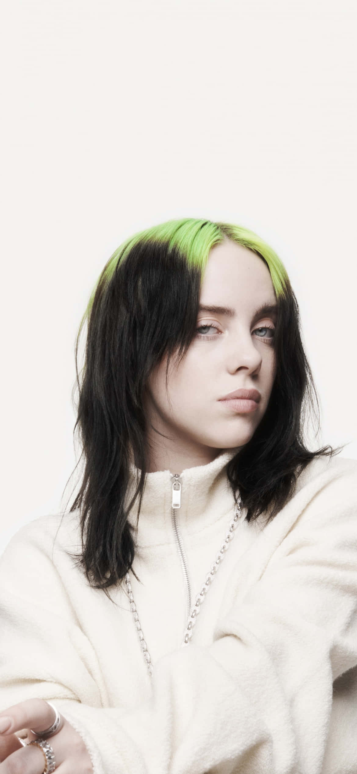 Η Billie Eilish στη σκηνή, επιδεικνύοντας το μοναδικό της στυλ Ταπετσαρία