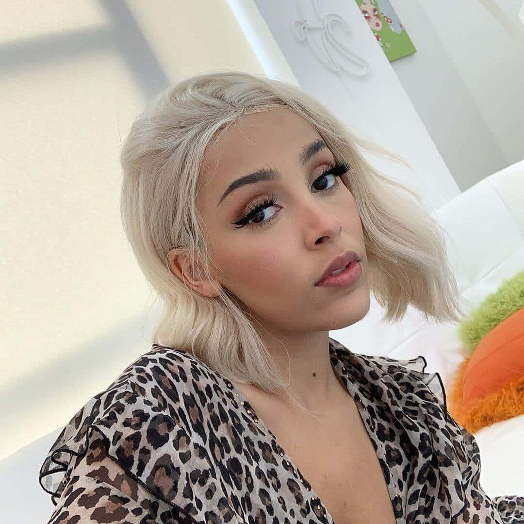 Η Doja Cat αναδεικνύει την ομορφιά της με glitter σκιά ματιών και λαμπερό χαμόγελο. Ταπετσαρία