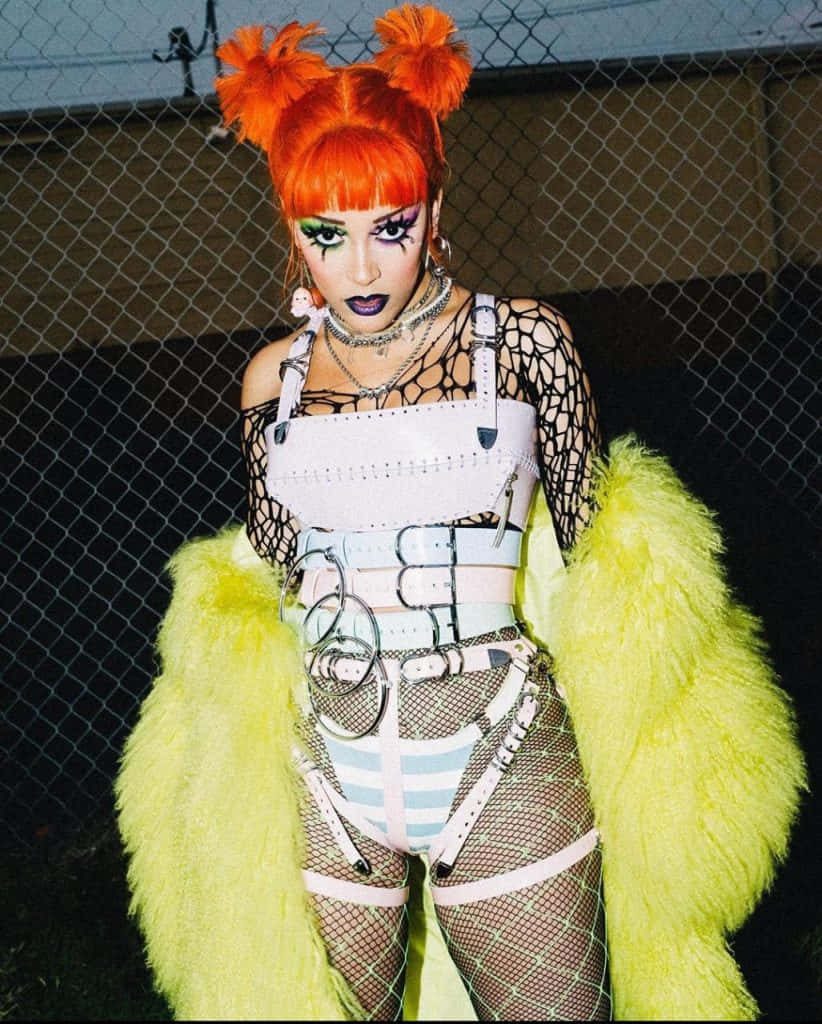 Η Doja Cat δείχνει άγρια και κομψή με χρυσά κοσμήματα Ταπετσαρία