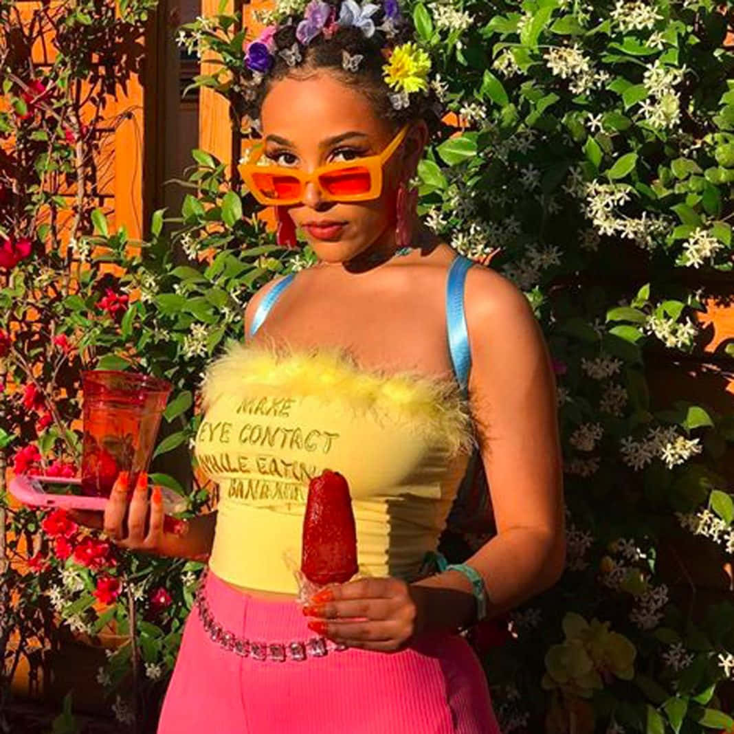 "Η Doja Cat κλέβει την παράσταση με το μοναδικό της στυλ και την ακαταμάχητη ενέργειά της" Ταπετσαρία