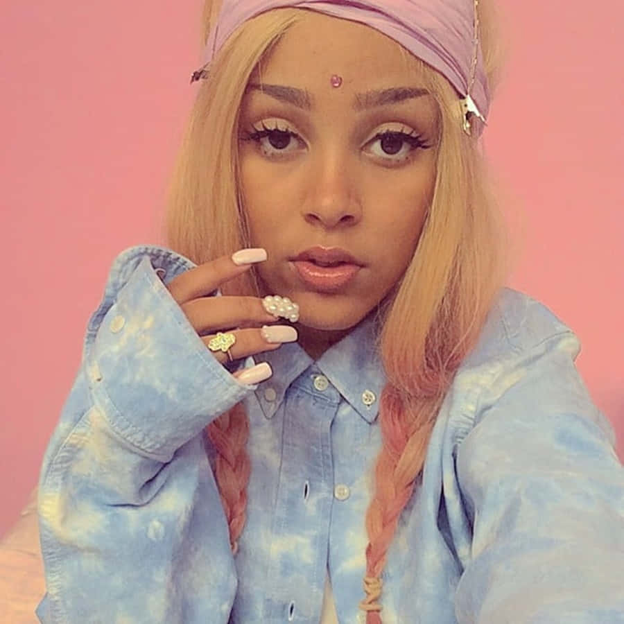 Η Doja Cat με τις χαρακτηριστικές πολύχρωμες πλεξούδες της Ταπετσαρία