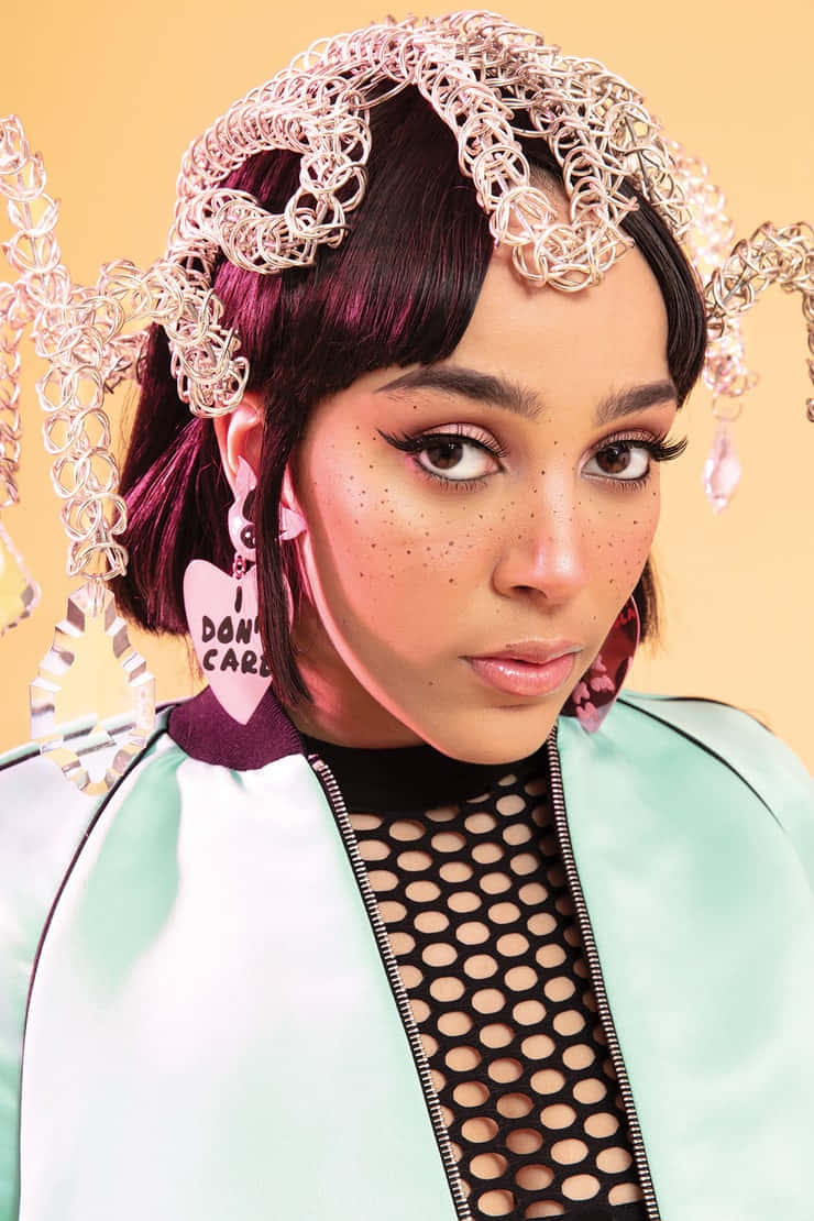 Η Doja Cat ντυμένη με αντίκες φόρεμα να ατενίζει την πόλη Ταπετσαρία