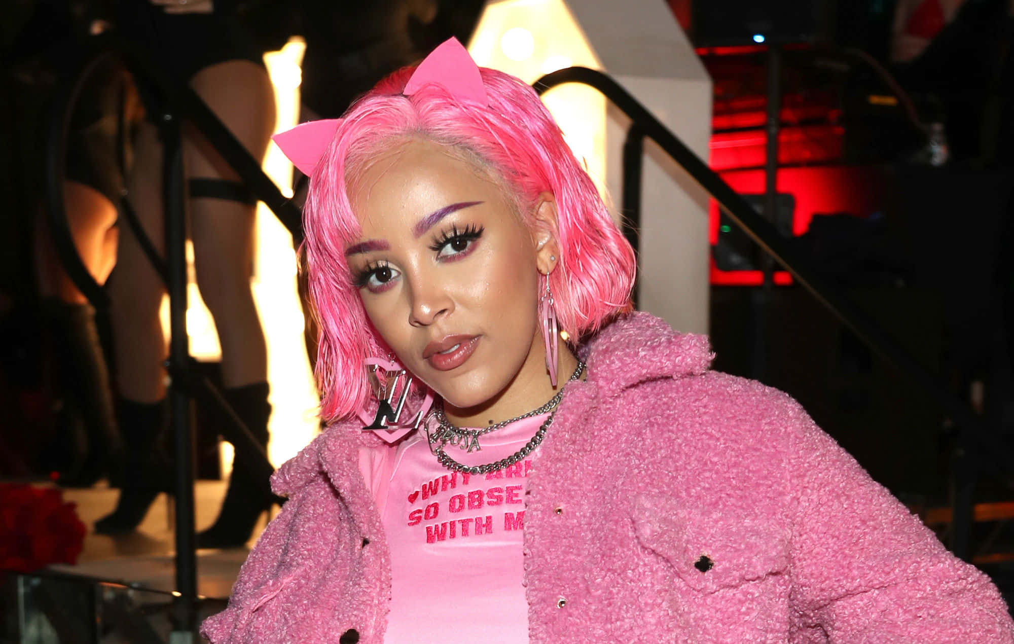 Η Doja Cat περπατά με αυτοπεποίθηση στο κόκκινο χαλί Ταπετσαρία