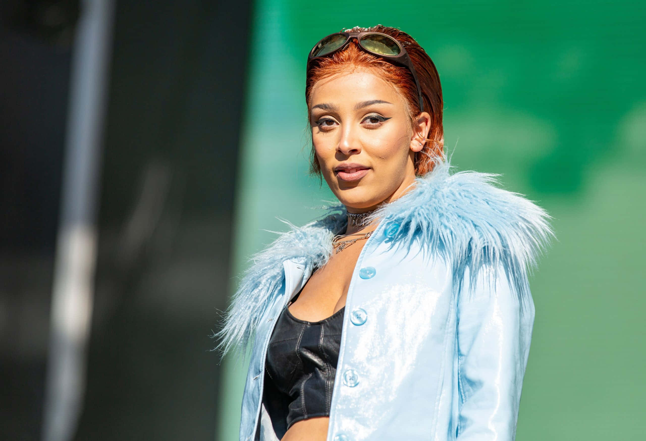 Η Doja Cat ποζάρει με ένα σύνολο από δέρμα και λάτεξ Ταπετσαρία