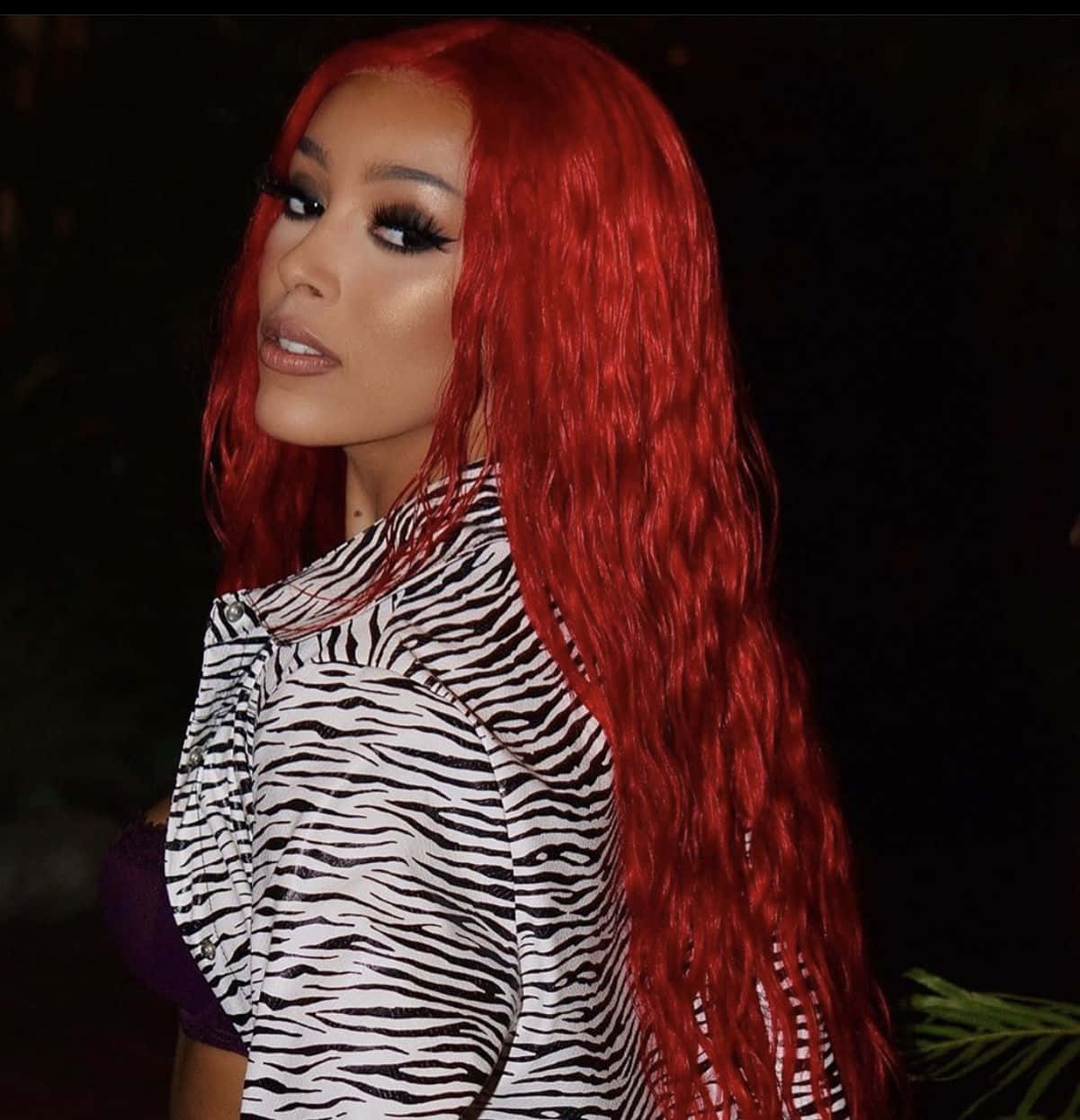 Η Doja Cat συνδυάζει χιπ-χοπ με ποπ και εισβάλλει στα mainstream charts. Ταπετσαρία