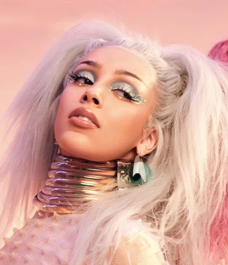 Η Doja Cat φέρνει το μοναδικό της στυλ στη σκηνή Ταπετσαρία