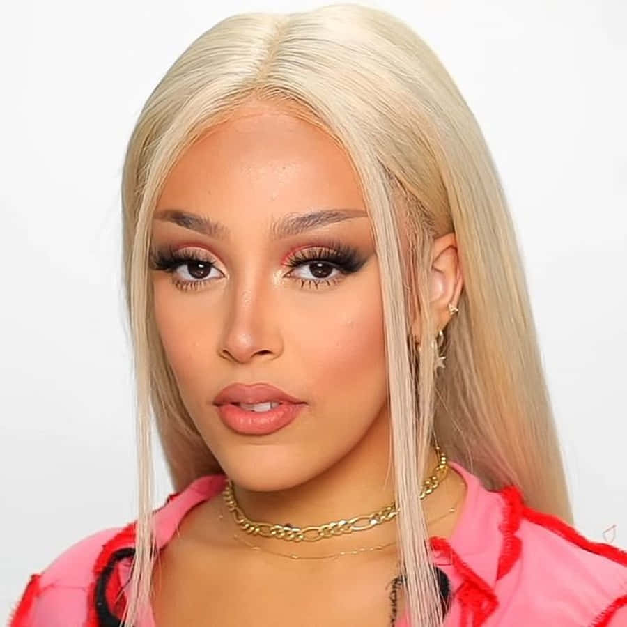 Η Doja Cat φέρνει το χαρακτηριστικό της στυλ στη σκηνή με μια εκθαμβωτική εμφάνιση. Ταπετσαρία