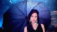 Wallpaper από το MV DDU-DU DDU-DU με τη Jisoo των Blackpink με σκούρα μπλε ομπρέλα — Blackpink Ταπετσαρία