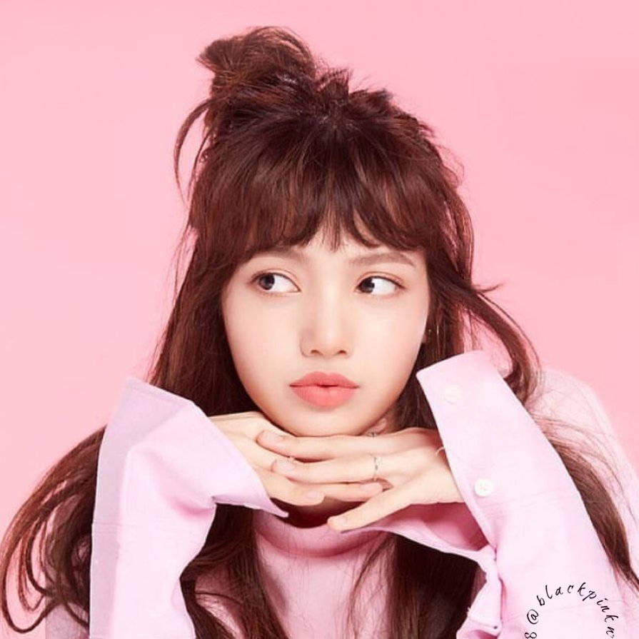 Ταπετσαρία Blackpink της Lisa με ροζ τοπ σε παστέλ ροζ τοίχο — Blackpink Ταπετσαρία