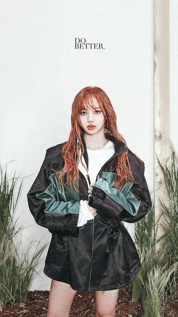 Ταπετσαρία Blackpink Lisa με μπουφάν μπροστά από τοίχο με κείμενο «Do Better» — Blackpink Ταπετσαρία