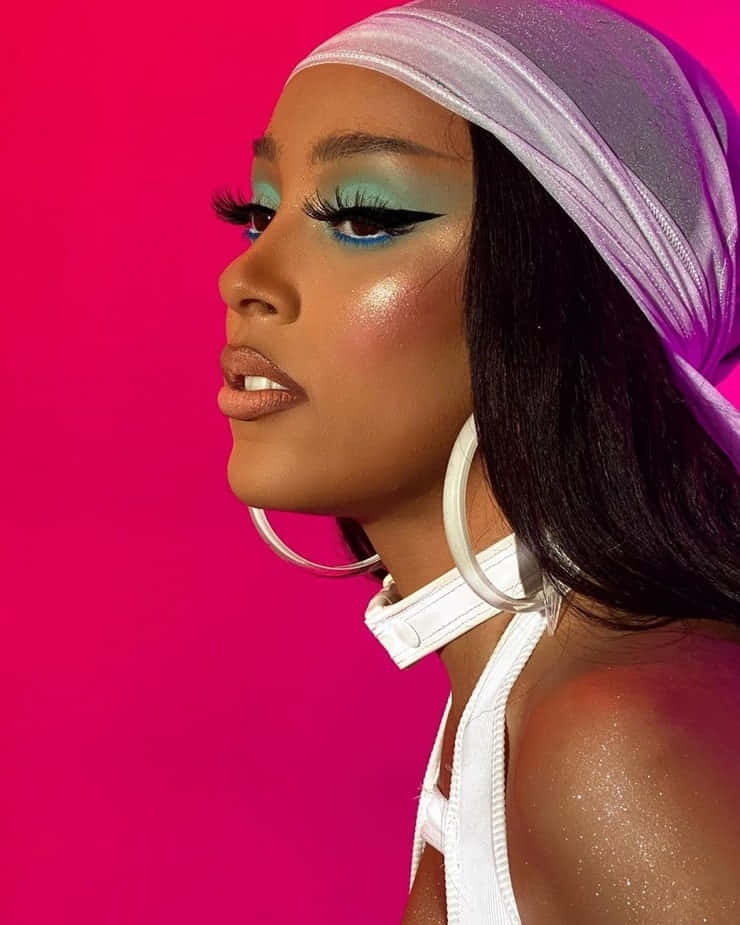 Η R&B τραγουδίστρια Doja Cat σε ζωντανή εμφάνιση στη σκηνή Ταπετσαρία