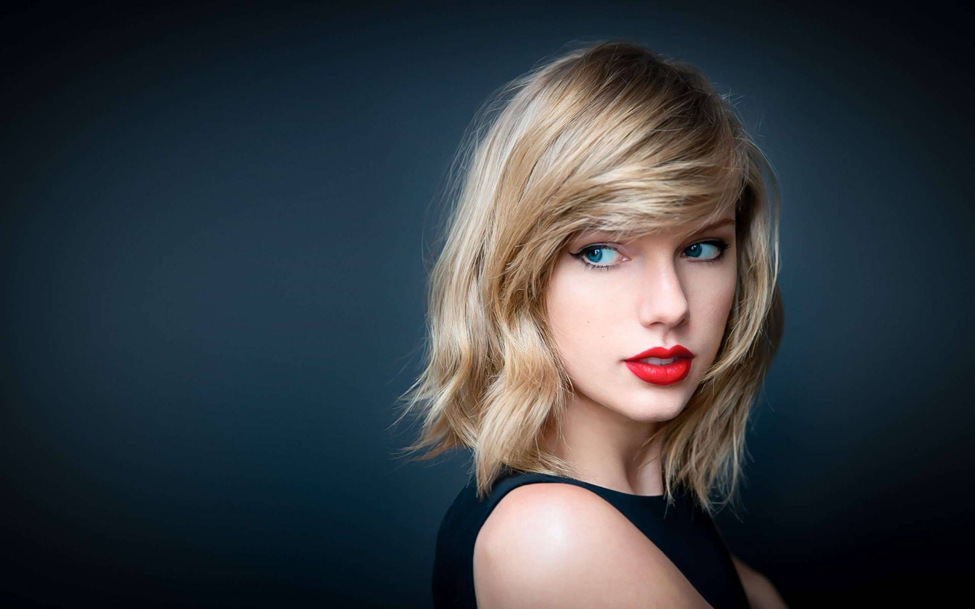 Η Taylor Swift δείχνει εκπληκτική με ξανθά μαλλιά και μπλε-πράσινα μάτια ταπετσαρία. — Taylor Swift Ταπετσαρία
