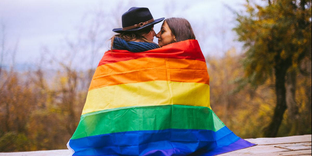 Η Αγάπη Είναι Αγάπη Ζευγάρι με Σημαία Υπερηφάνειας Ταπετσαρία