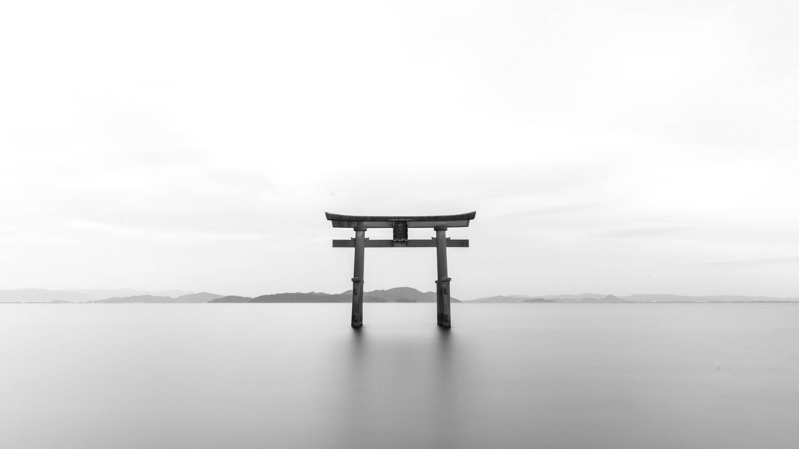 Η Μεγαλοπρεπής Πύλη Torii στην Ιαπωνία σε Ασπρόμαυρη Φωτογραφία Ταπετσαρία
