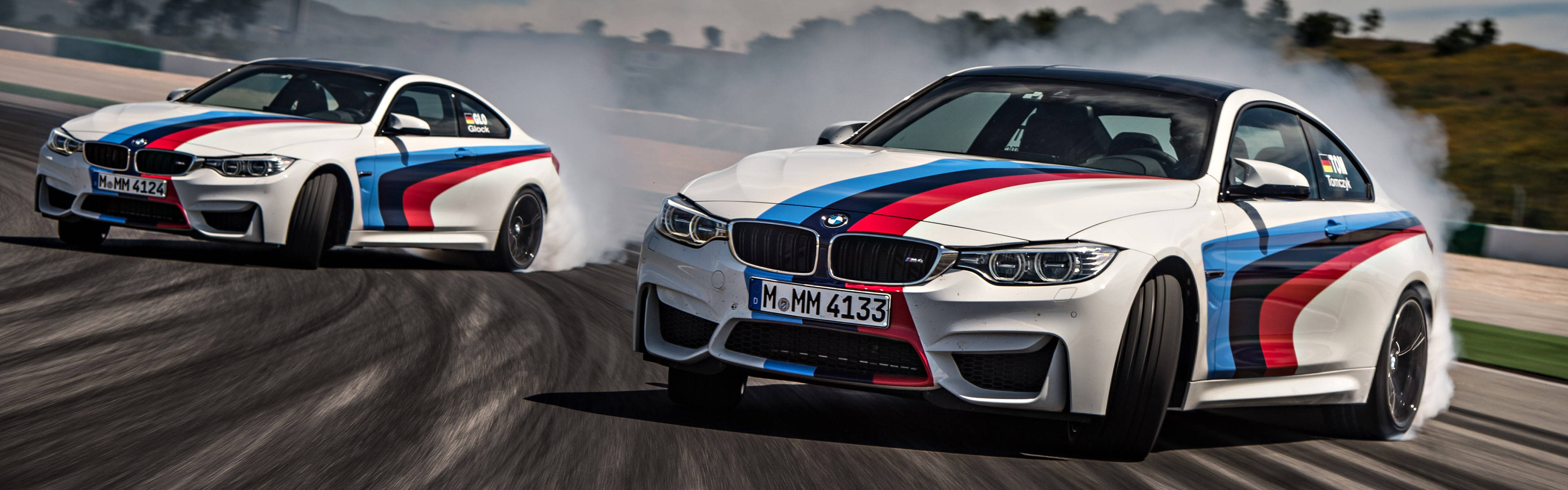 Η συναρπαστική οδήγηση ενός BMW M4 Drift Car στην πίστα Ταπετσαρία