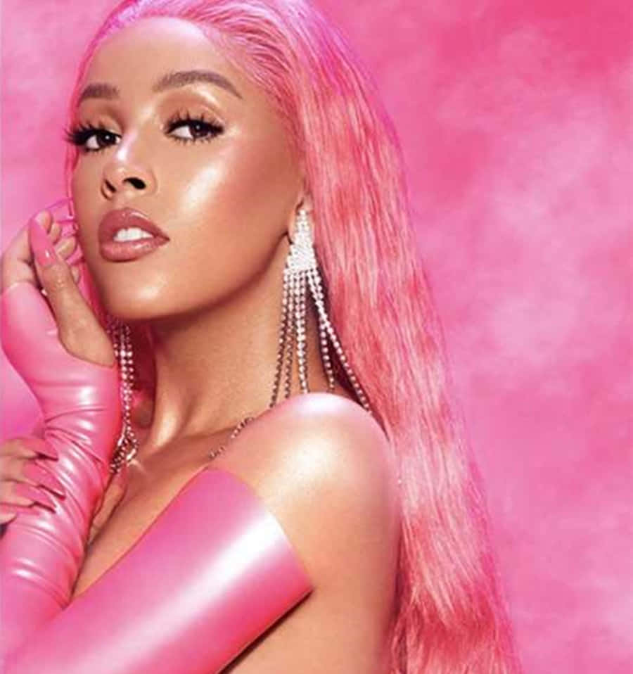 Η τραγουδίστρια και τραγουδοποιός Doja Cat σε συναυλία Ταπετσαρία