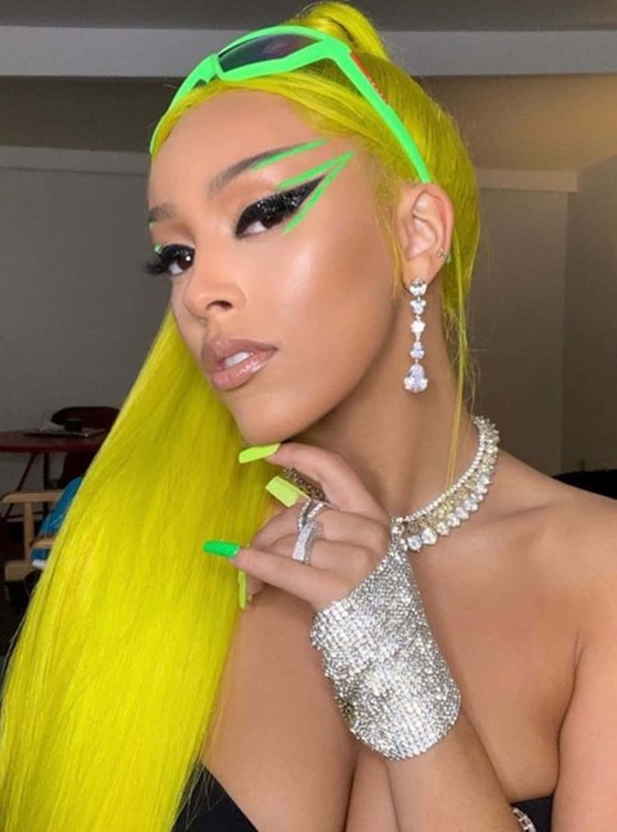 Η τραγουδίστρια-τραγουδοποιός Doja Cat στη σκηνή Ταπετσαρία