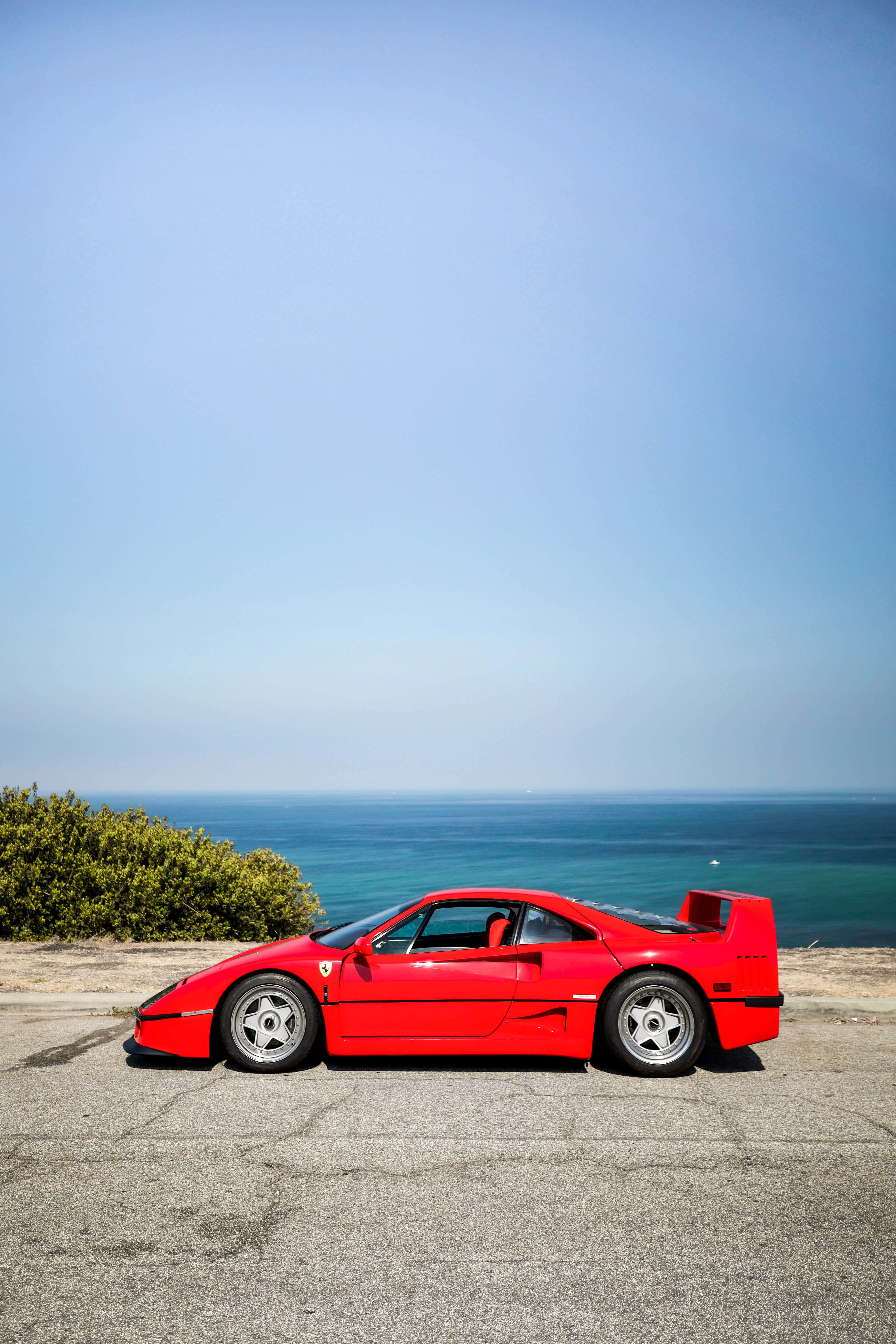 Η Υποδειγματική Κομψότητα της Ferrari σε Πλήρη Εμφάνιση Ταπετσαρία