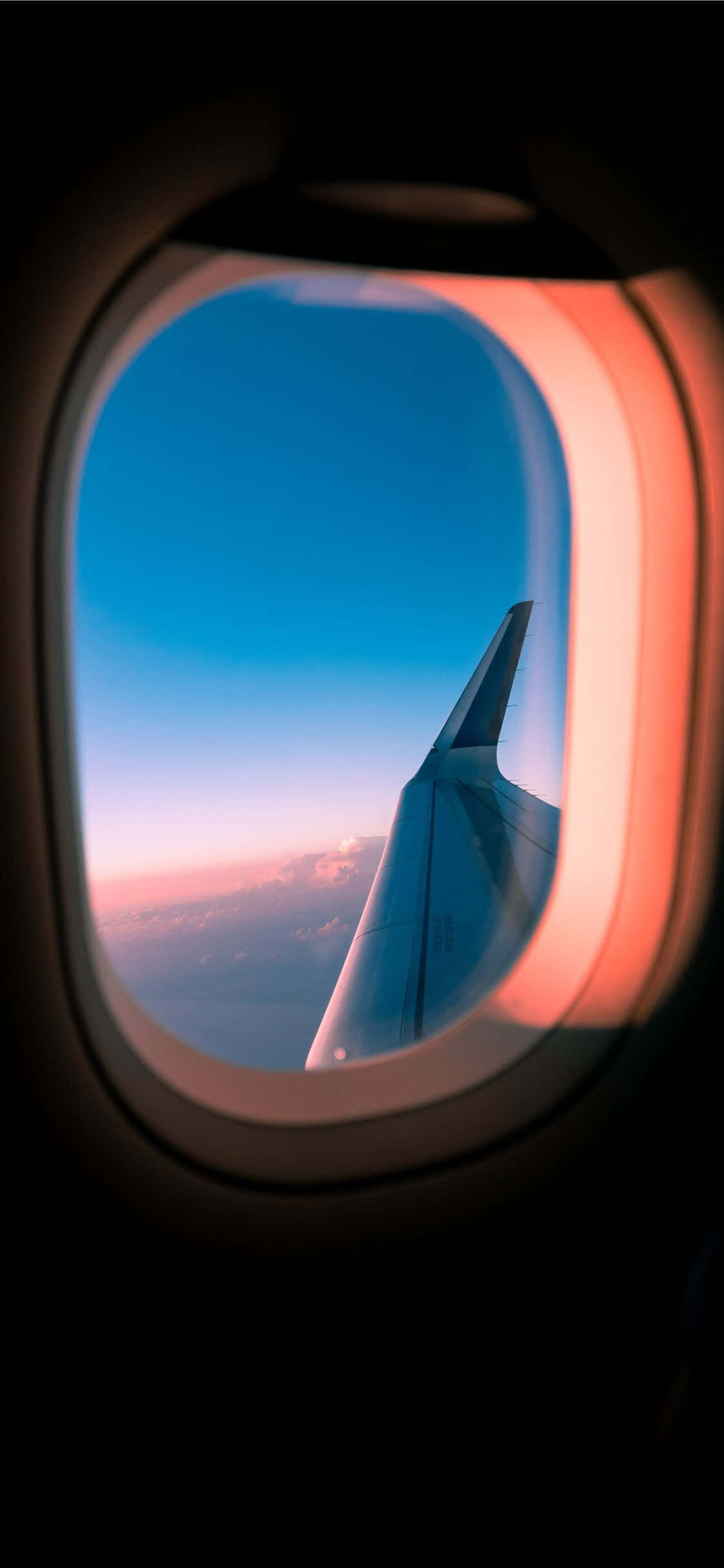 Θέα από Ψηλά - Ένα Εμπορικό Αεροσκάφος να Πετά Από Πάνω Ταπετσαρία