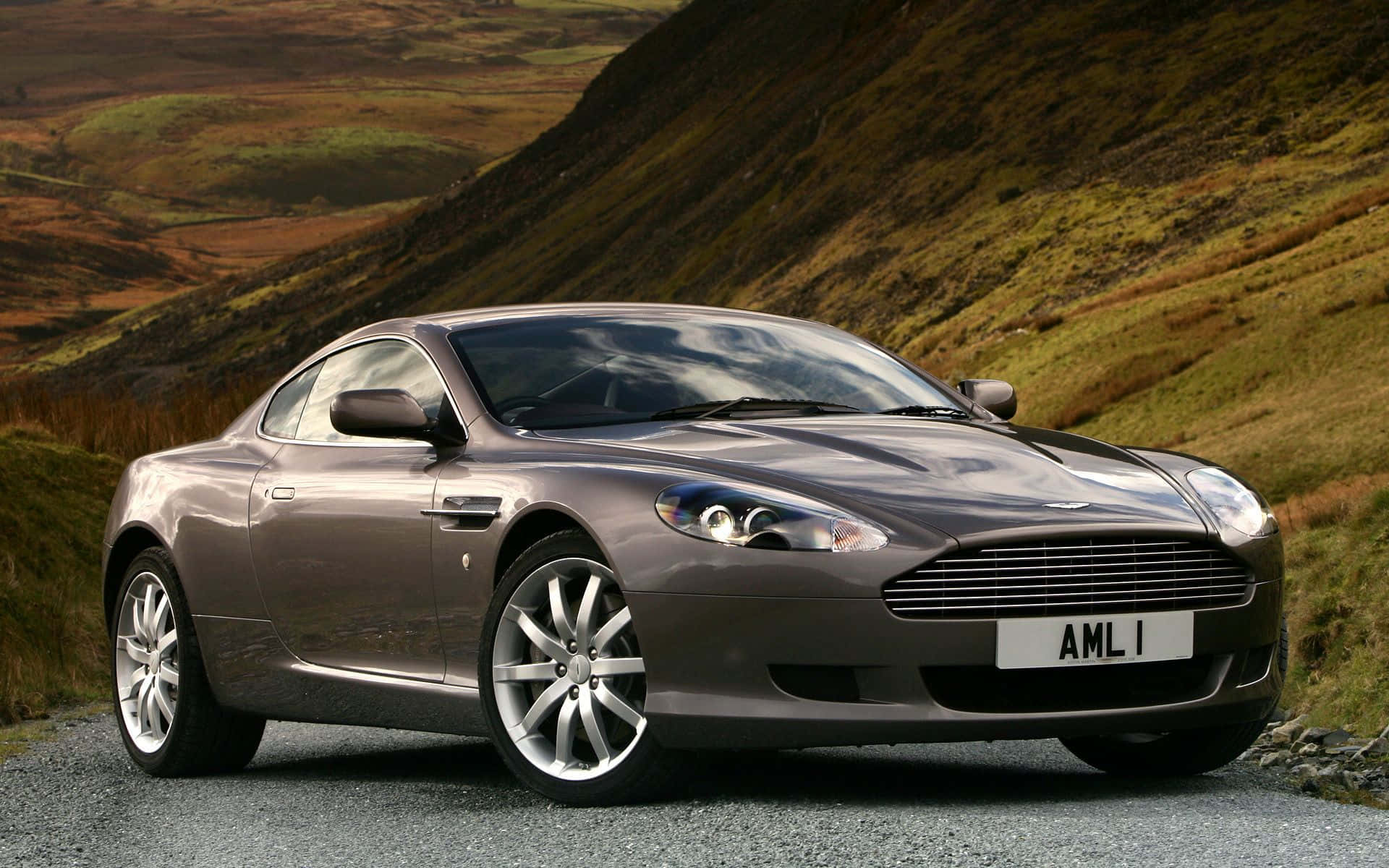 Κομψό Aston Martin DB9 στον ανοιχτό δρόμο Ταπετσαρία